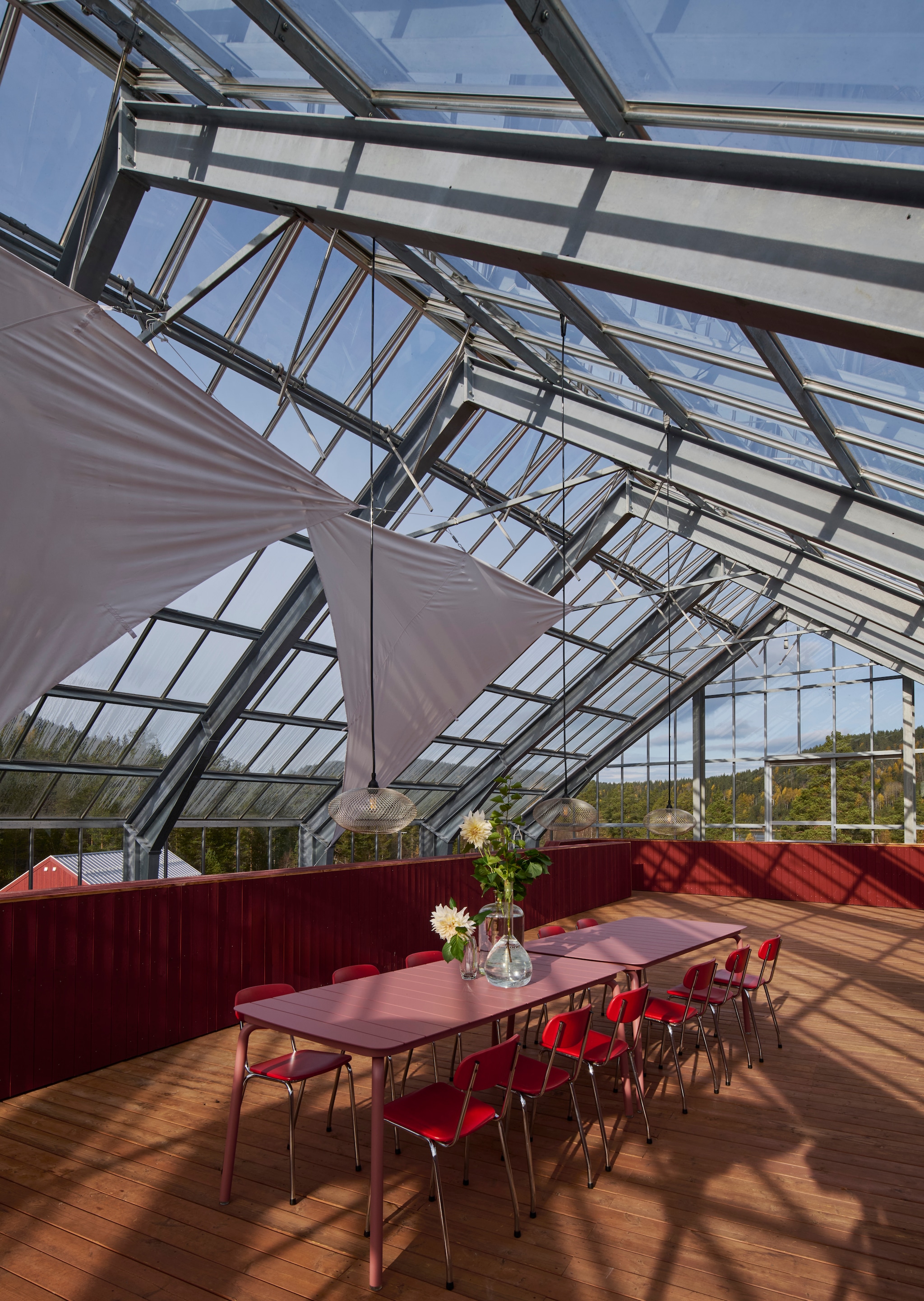 Tafels Jotex. Stoelen Alni Møbler.   vtwonen 03-2026 | fotografie Richard Powers | productie Living Inside