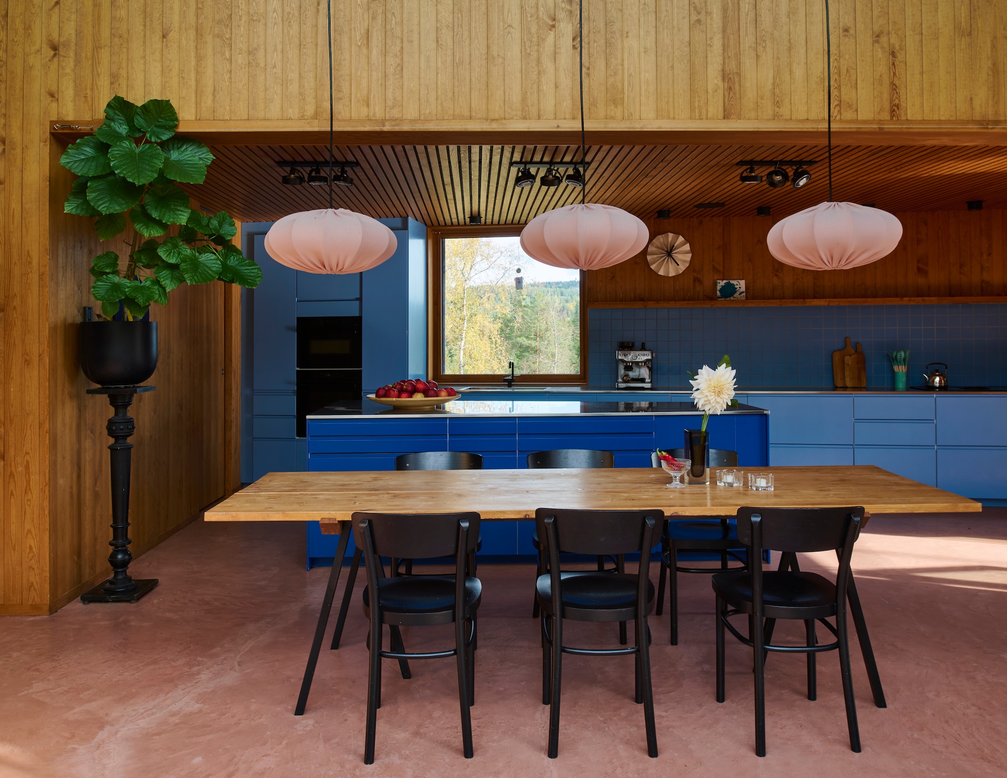 Keuken maatwerk. Eettafel maatwerk met onderstel van Hay. Stoelen en hanglampen Ikea.  vtwonen 03-2026 | fotografie Richard Powers | productie Living Inside