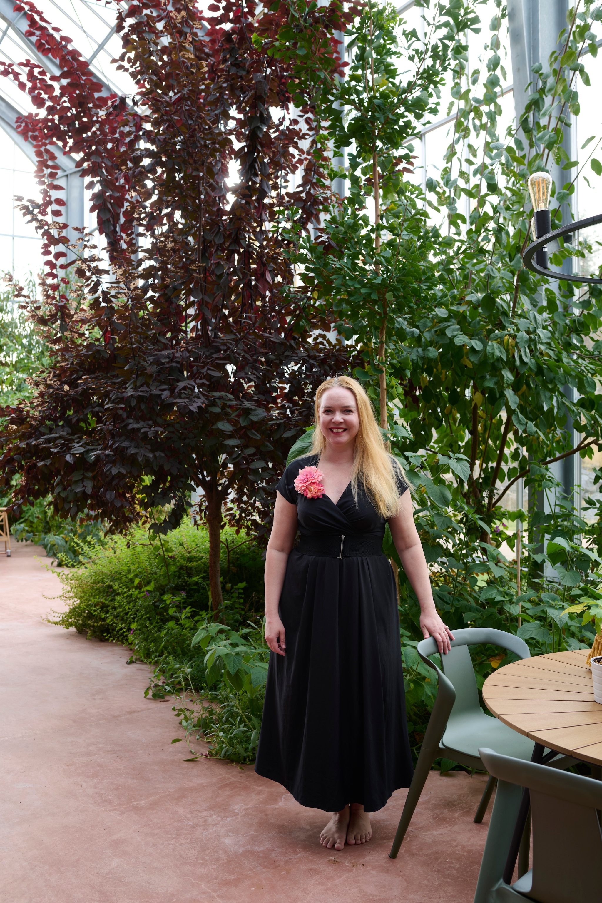 Soortgelijke ontbijttafel Gigi van Central Park. Soortgelijke stoelen Houe Nami. Soortgelijke hanglamp The Home Depot.  vtwonen 03-2026 | fotografie Richard Powers | productie Living Inside