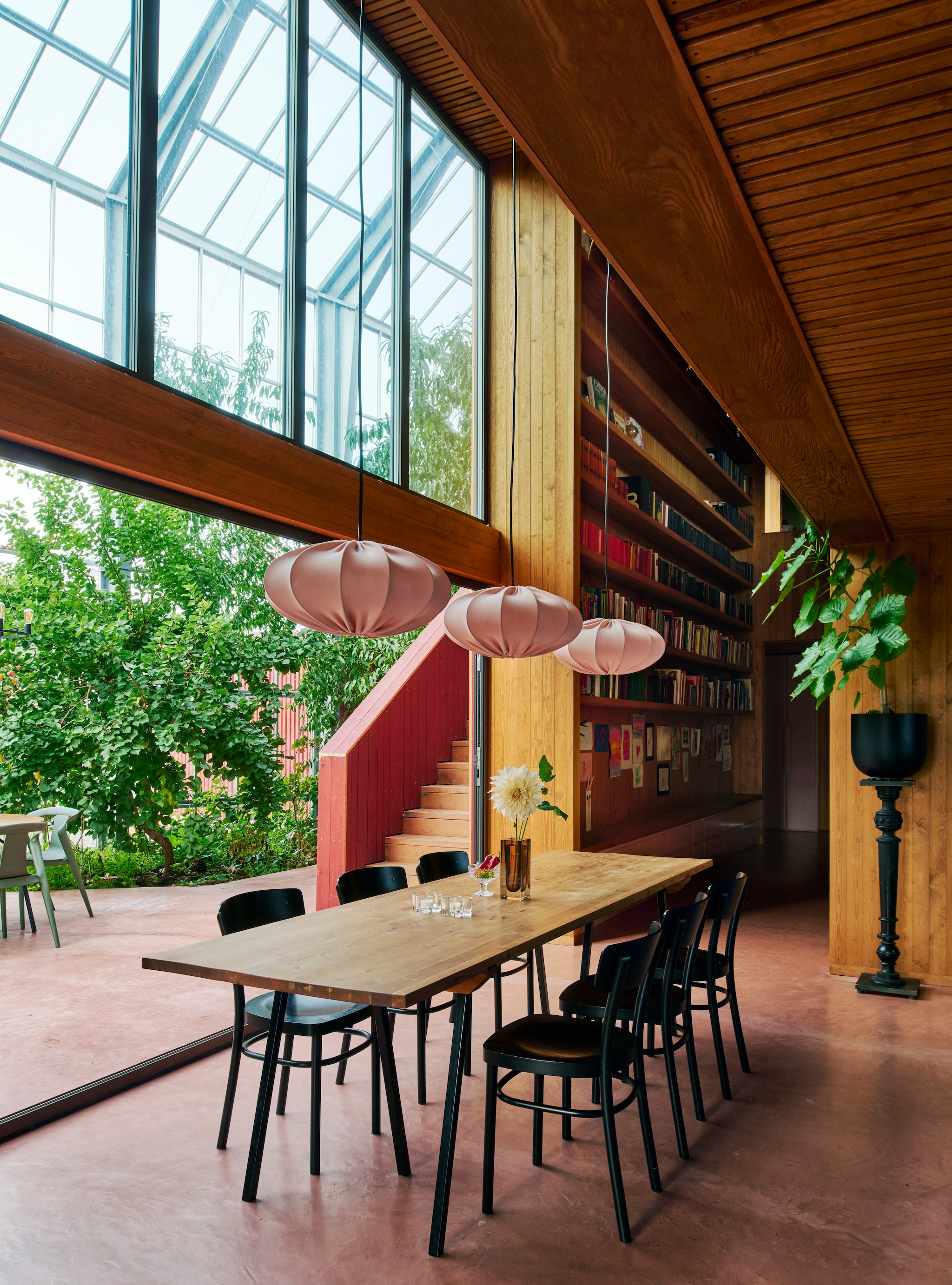 Eettafel maatwerk met onderstel van Hay. Stoelen en hanglampen Ikea.  vtwonen 03-2026 | fotografie Richard Powers | productie Living Inside