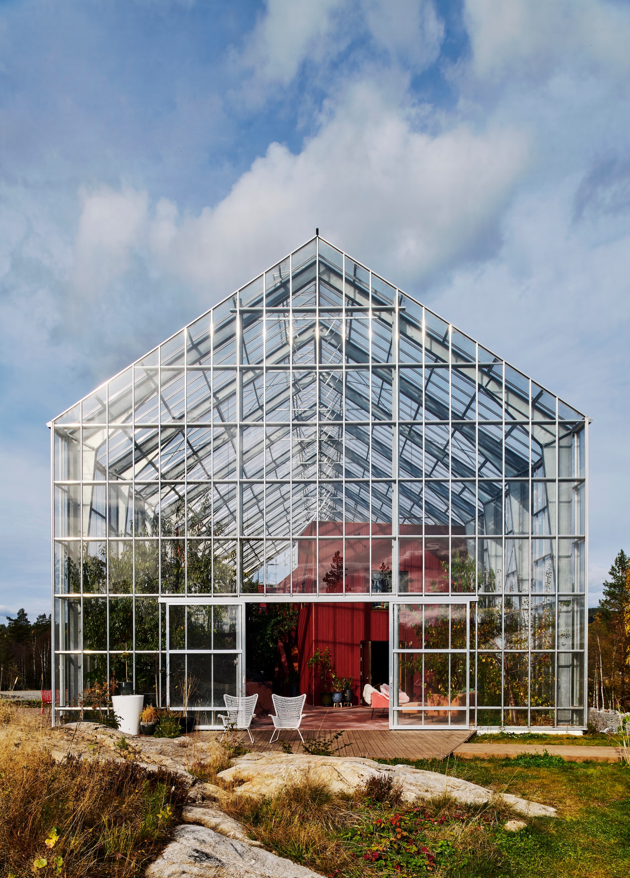 De kas heeft natuurlijke koeling via dakopeningen en een geïntegreerd ventilatiesysteem. Soortgelijke stoelen Ikea. vtwonen 03-2026 | fotografie Richard Powers | productie Living Inside