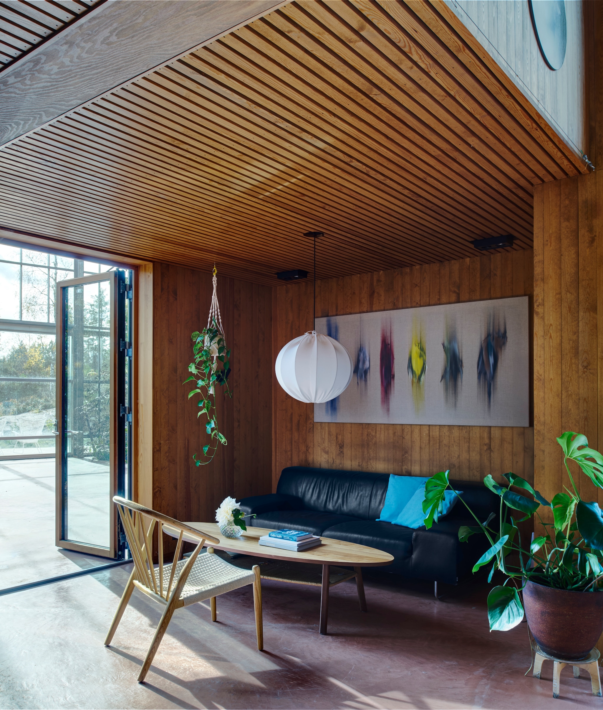 Tafel en lamp Ikea. Bank Bolia. Fauteuil Jotex. Kunstwerk Axel Rios.  vtwonen 03-2026 | fotografie Richard Powers | productie Living Inside