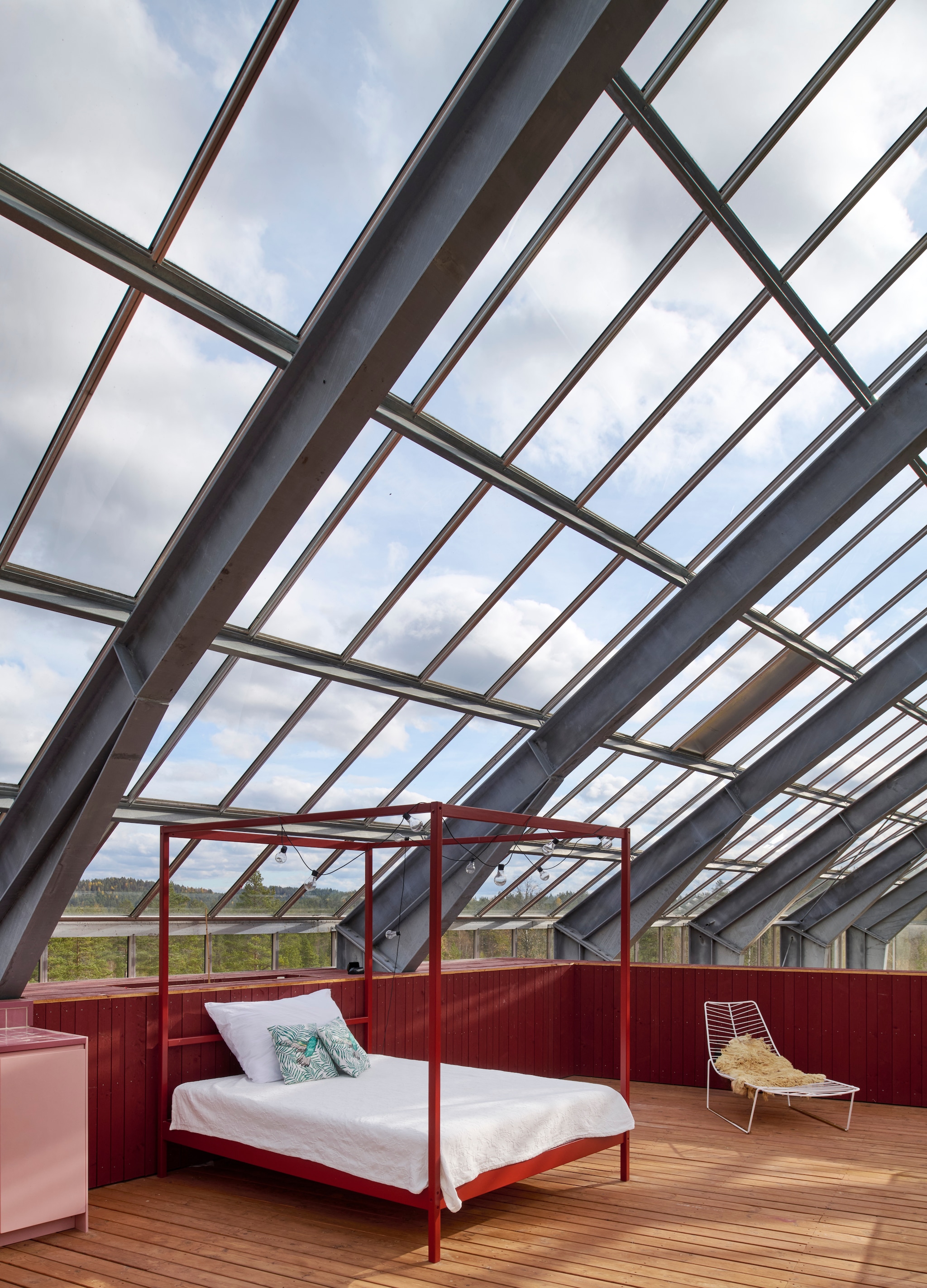 Bed Jotex. Vintage chaise longue Arper.  vtwonen 03-2026 | fotografie Richard Powers | productie Living Inside