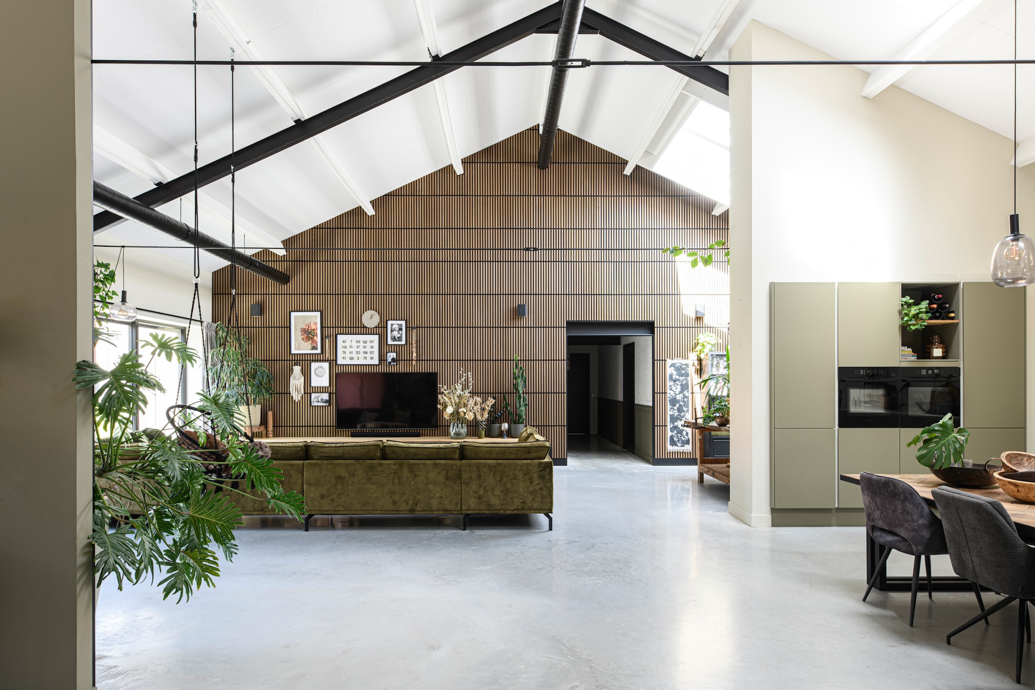 Wandpanelen Silentlines van Gamma. Fotolijsten en wandkleed Ikea. Vazen en boeketten Intratuin. Wandlampen Lucide Ovalis.