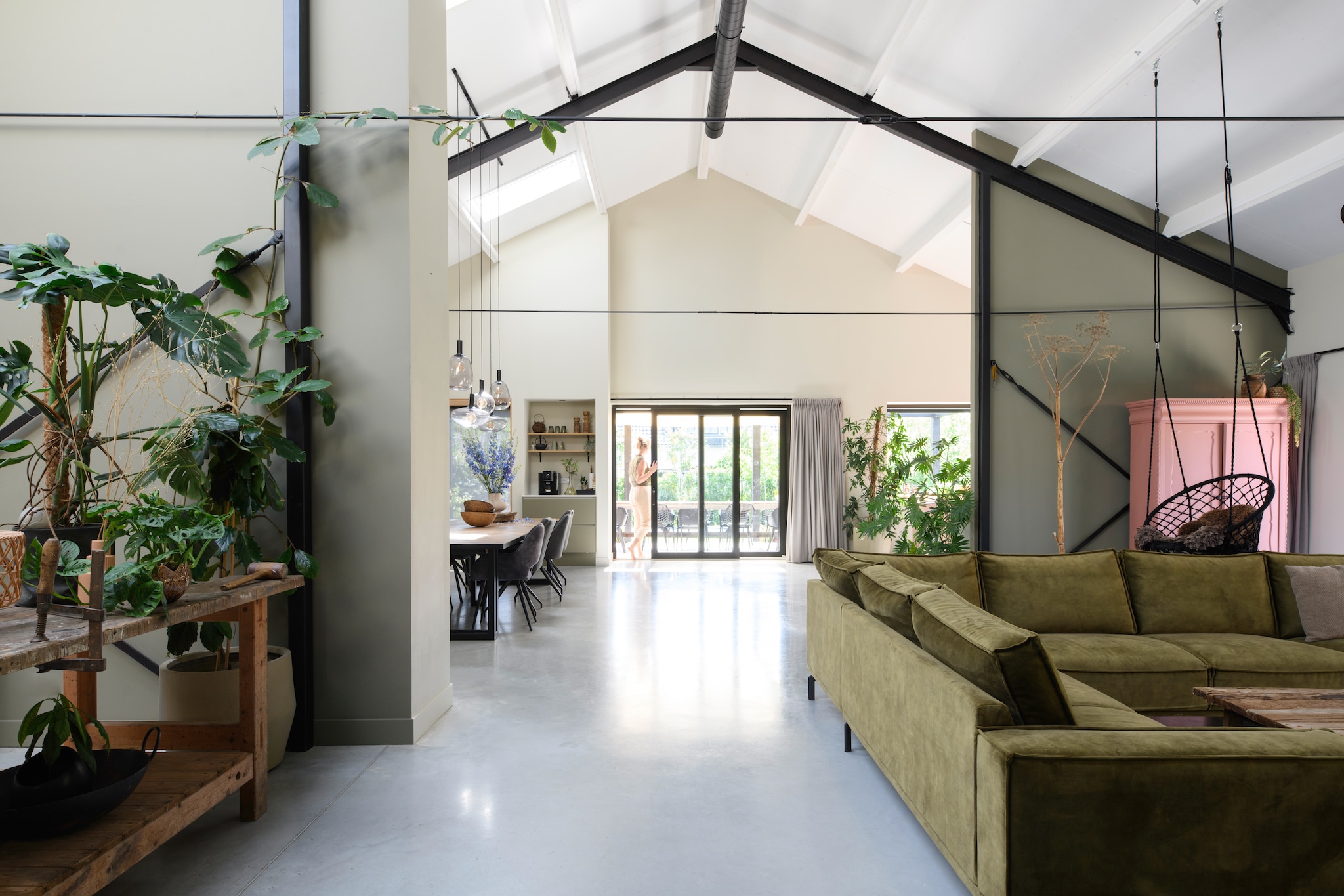 Muurverf RAL 7002 en Havermout van Gamma. Werkbank erfstuk. Gordijnen Kwantum. Eettafel zelf-gemaakt. Eetkamerstoelen Mx Sofa. Hanglampen Alton van Nordlux. Bank Alburg van Profijt Meubel. vtwonen 03-2026 | styling Marit Saladini | fotografie Louis Lemaire | productie Inside Homepage