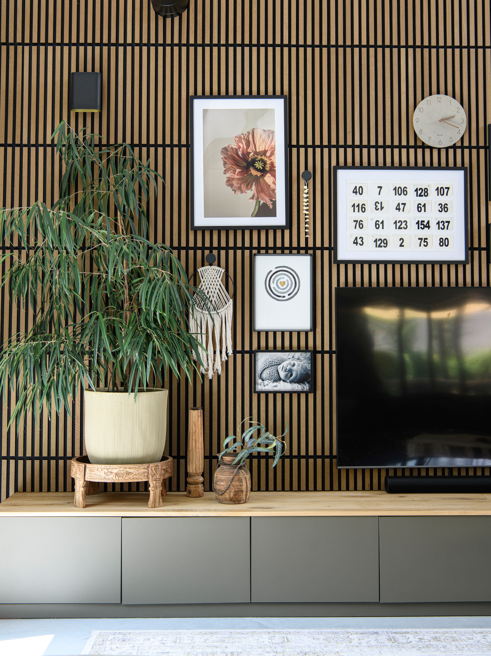 Wandpanelen Silentlines van Gamma. Fotolijsten Ikea. Vazen en boeketten Intratuin. Wandlampen Lucide Ovalis. vtwonen 03-2026 | styling Marit Saladini | fotografie Louis Lemaire | productie Inside Homepage