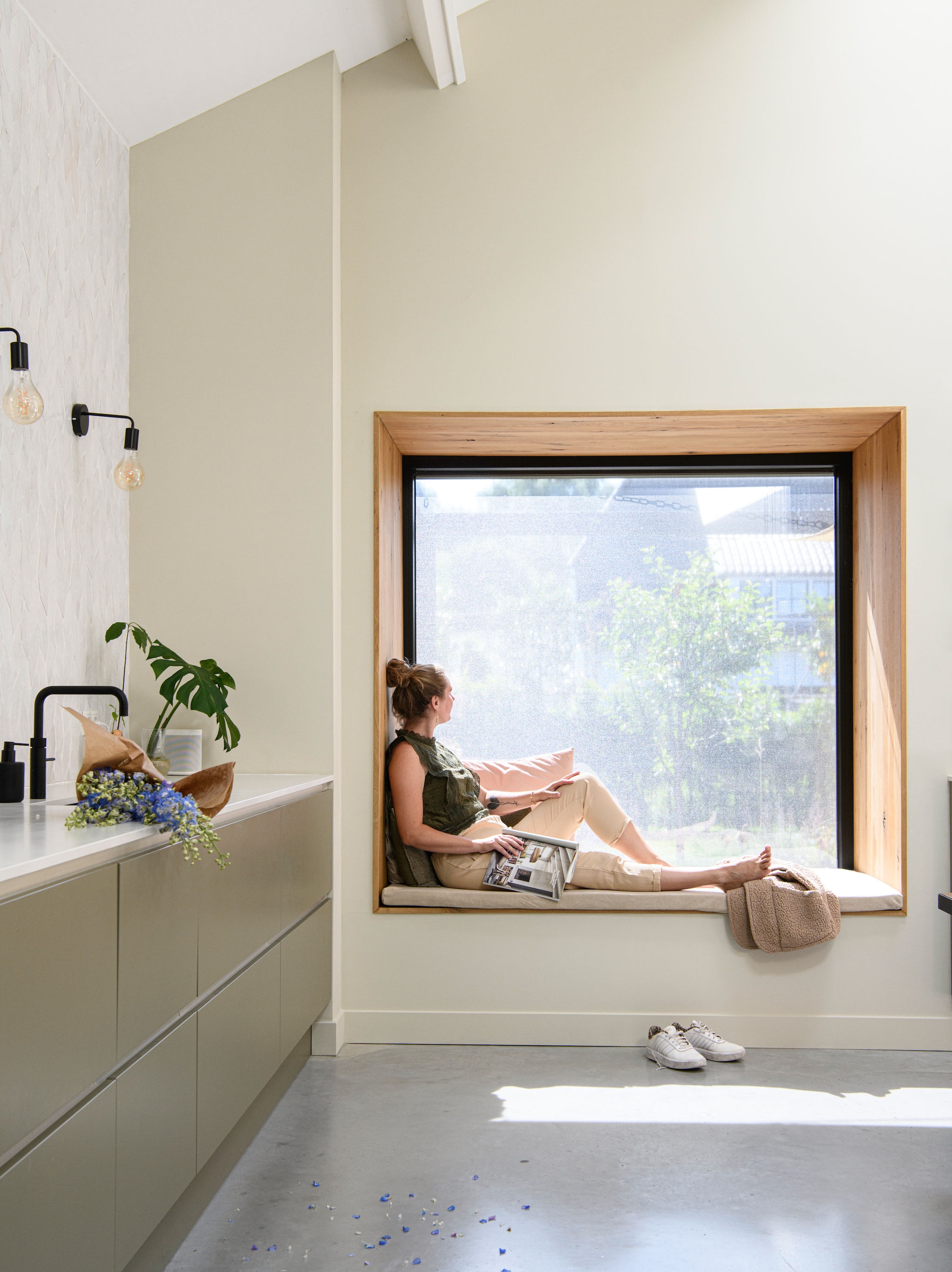 Muurverf Havermout van Gamma. Wandlampen Lucide Scott. Kussen in vensterbank zelfgemaakt. Muziekbox Play 1 van Sonos. vtwonen 03-2026 | styling Marit Saladini | fotografie Louis Lemaire | productie Inside Homepage