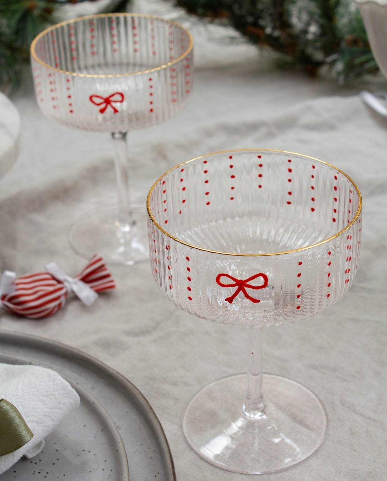 Tafelkleed H&m Home. Servies Kwantum. Kandelaar kringloop. vtwonen 11-2025 | fotografie Vallerie Paas