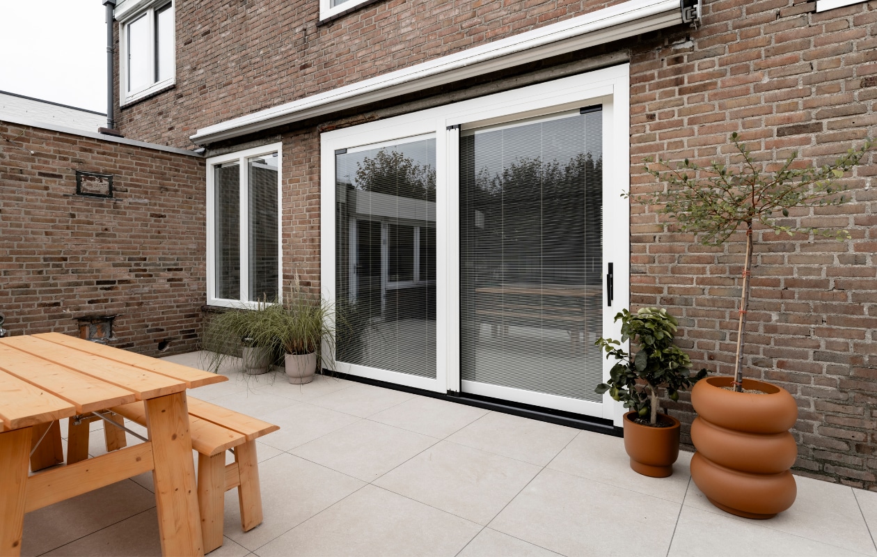 vtwonen Weer verliefd op je huis aflevering 11 seizoen 23 2025, stylist Marlies in Den Dungen, tuin vtwonen Weer verliefd op je huis aflevering 11 seizoen 23 2025 | styling Marlies Does | fotografie Margriet Hoekstra