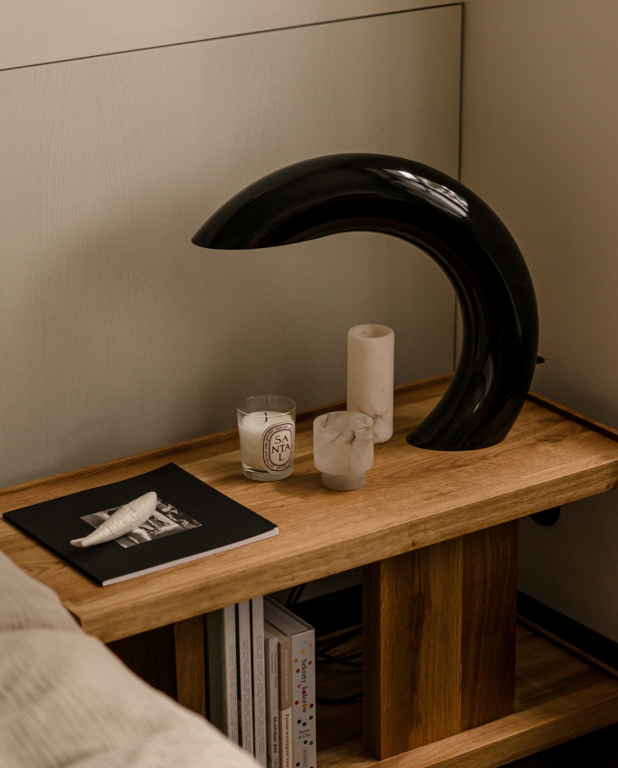 Vintage tafellamp Alfredo Bianchi Milano. Nachtkastje maatwerk ontworpen door Piotr Kuchciński. stijlvol wonen 10-2025 | fotografie oni studio