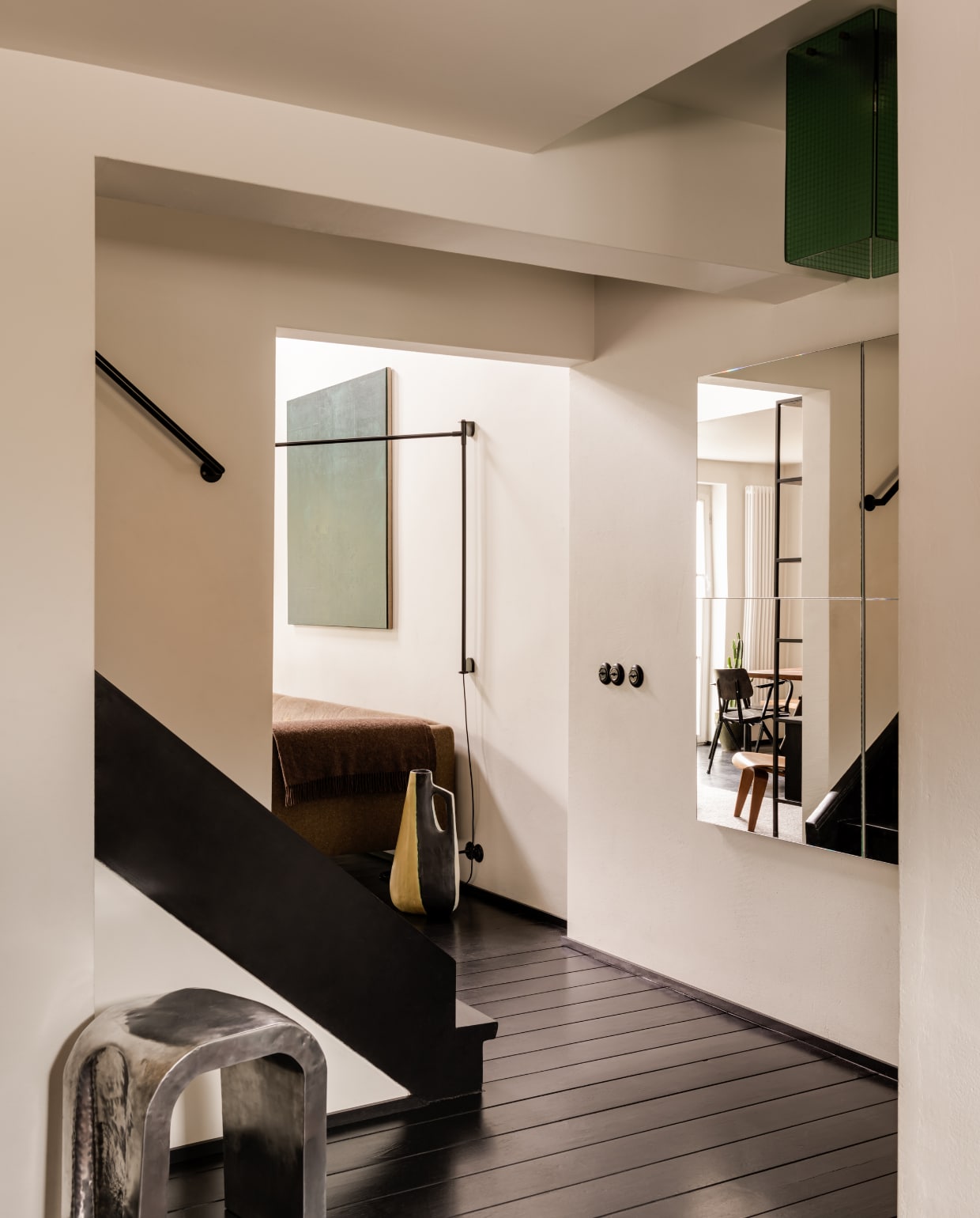 Aluminium stoel gemaakt door Jan Ankiersztajn, een lokale ontwerper en vriend van de bewoners. stijlvol wonen 10-2025 | fotografie oni studio