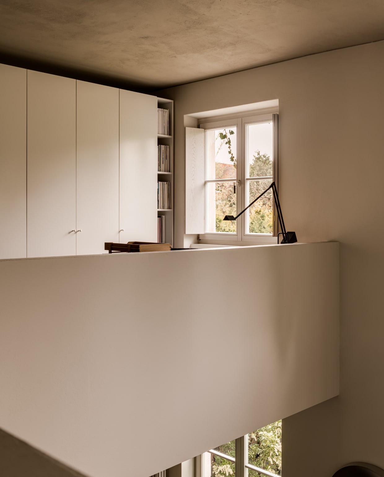 De mezzanine met Piotrs werkhoek. Vintage lamp Flamingo van Fridolin Naef voor Luxo. stijlvol wonen 10-2025 | fotografie oni studio