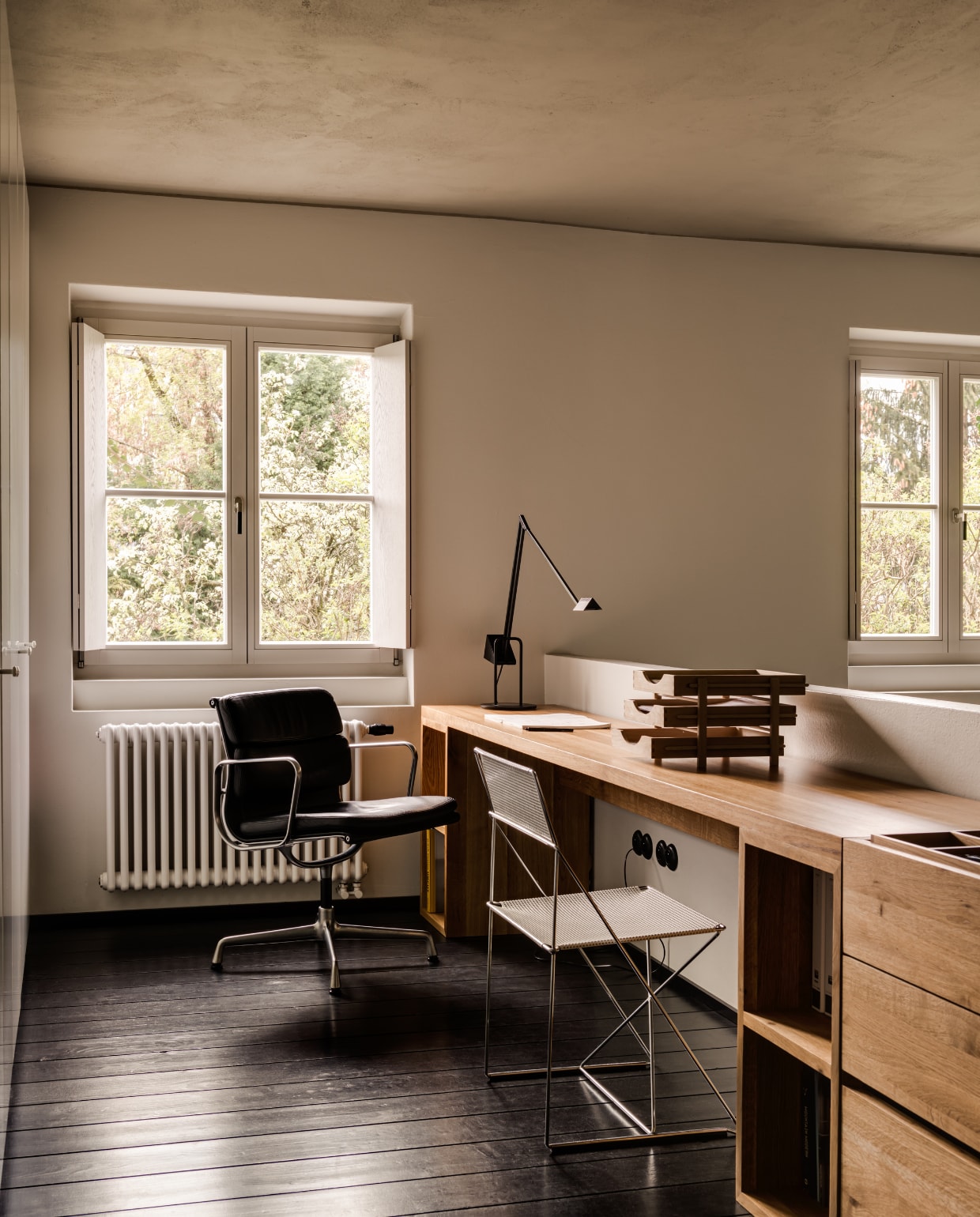 Bureaustoel Soft Pad Ea 208 van Ray en Charles Eames voor Herman Miller. Vintage stoel X-Line van Niels Jørgen Haugesen voor Hybodan. Eiken werktafel maatwerk, ontworpen door Piotr Kuchciński. stijlvol wonen 10-2025 | fotografie oni studio