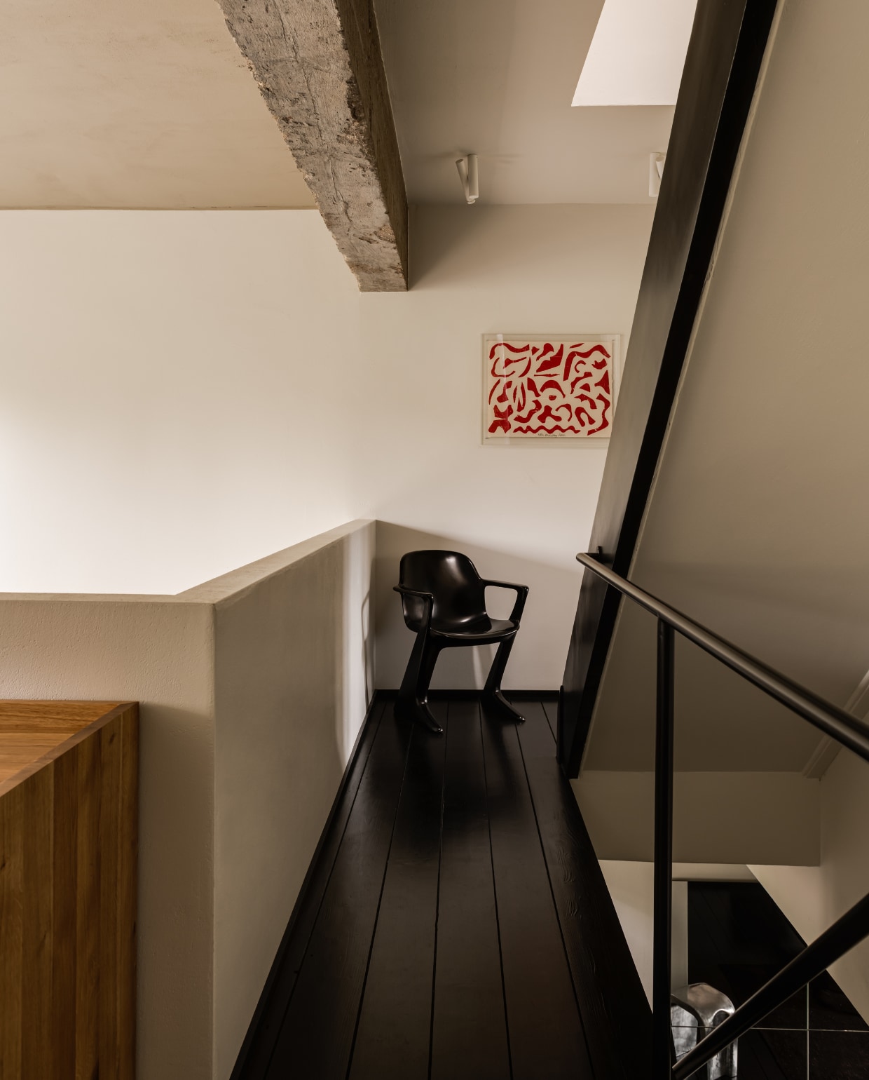 Vintage Kangaroo Chair van Ernst Moeckl voor Vario-Pur. Grafisch werk van Carel Visser. stijlvol wonen 10-2025 | fotografie oni studio