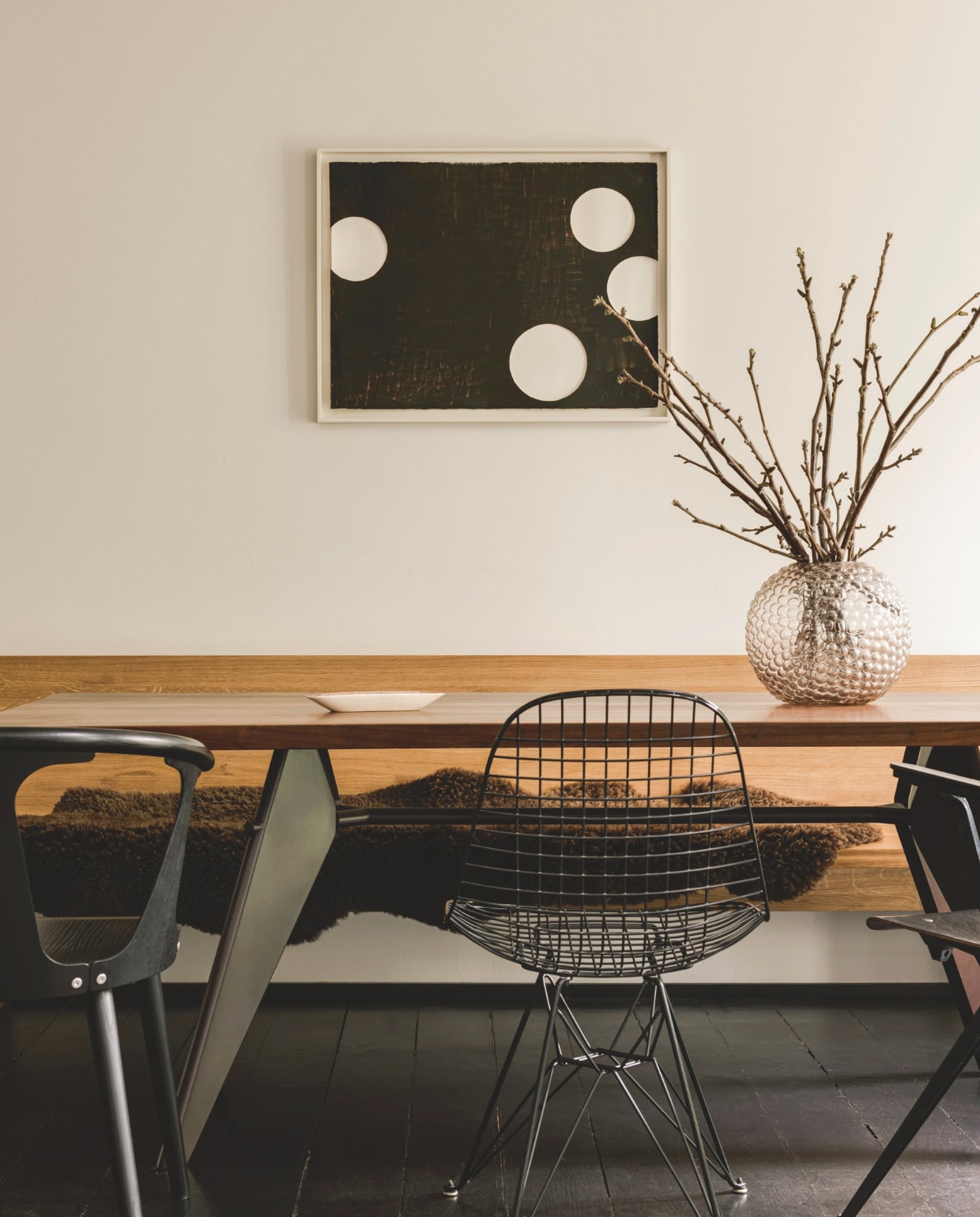 Vintage tafel Em van Jean Prouvé voor Vitra. Eiken bank op maat, ontwerp Piotr Kuchciński. Stoel Wire Chair Dkr van Charles en Ray Eames voor Herman Miller. Kunstwerk Sin Titulo van José Pedro Croft. Vaas Dagg van Carina Seth Andersson. stijlvol wonen 10-2025 | fotografie oni studio