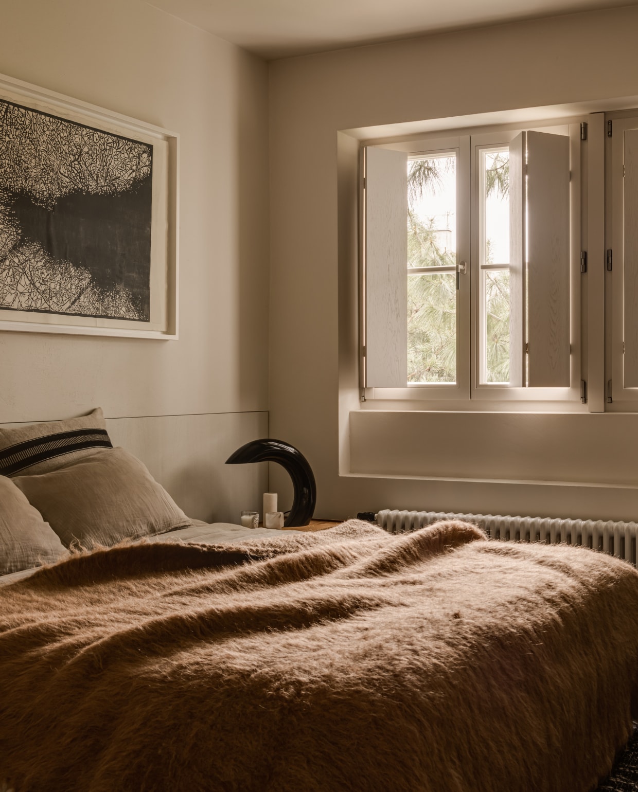 Kunstwerk van Filip Figiel. Vintage tafellamp Alfredo Bianchi Milano. stijlvol wonen 10-2025 | fotografie oni studio