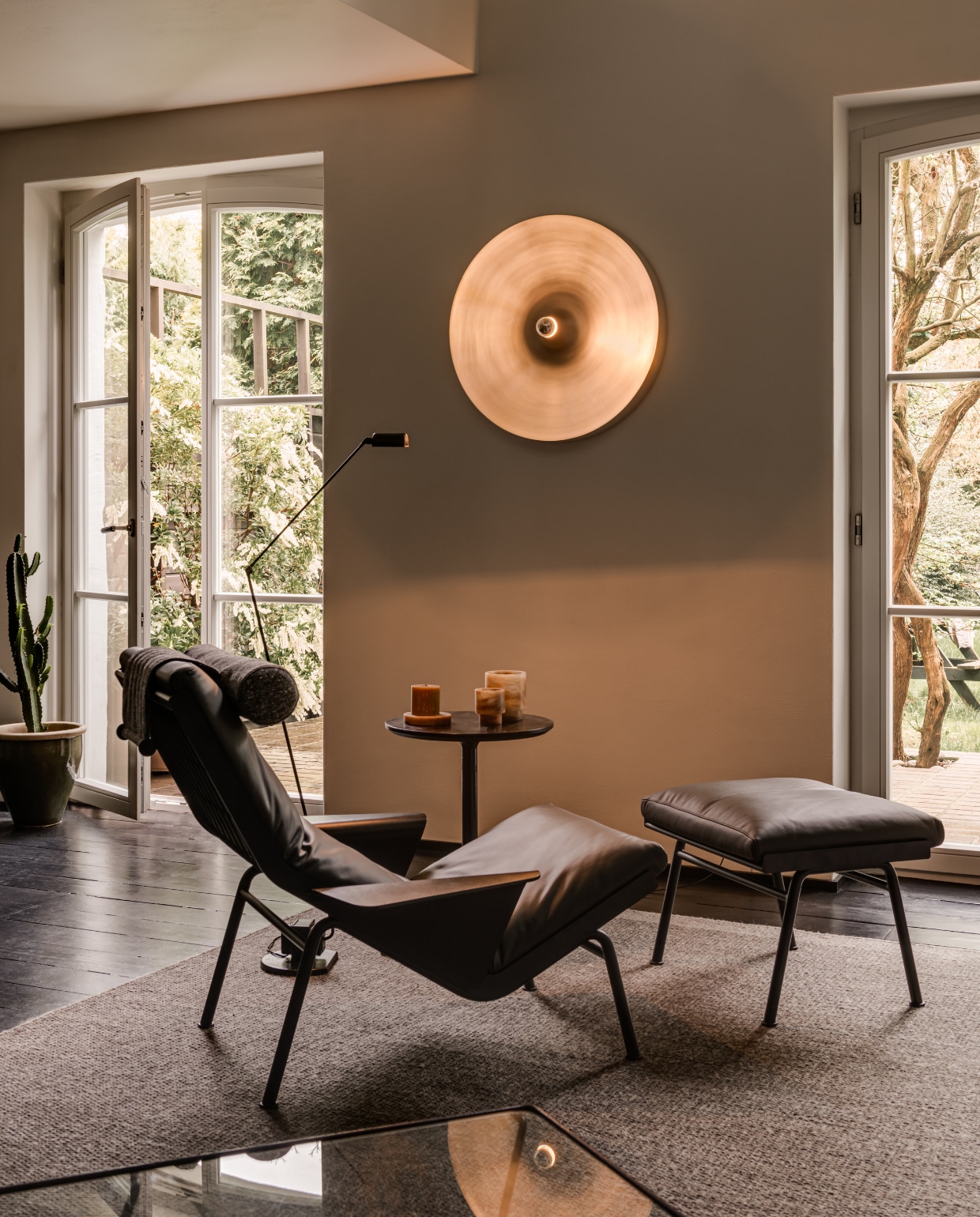 Loungestoel Ronin van Piotr Kuchciński voor Noti. Vintage leeslamp Daphine van Tommaso Cimini voor Lumina. Vintage wandlamp van Charlotte Perriand voor Les Arcs. Bijzettafel Pedestal van George Nelson voor Herman Miller stijlvol wonen 10-2025 | fotografie oni studio