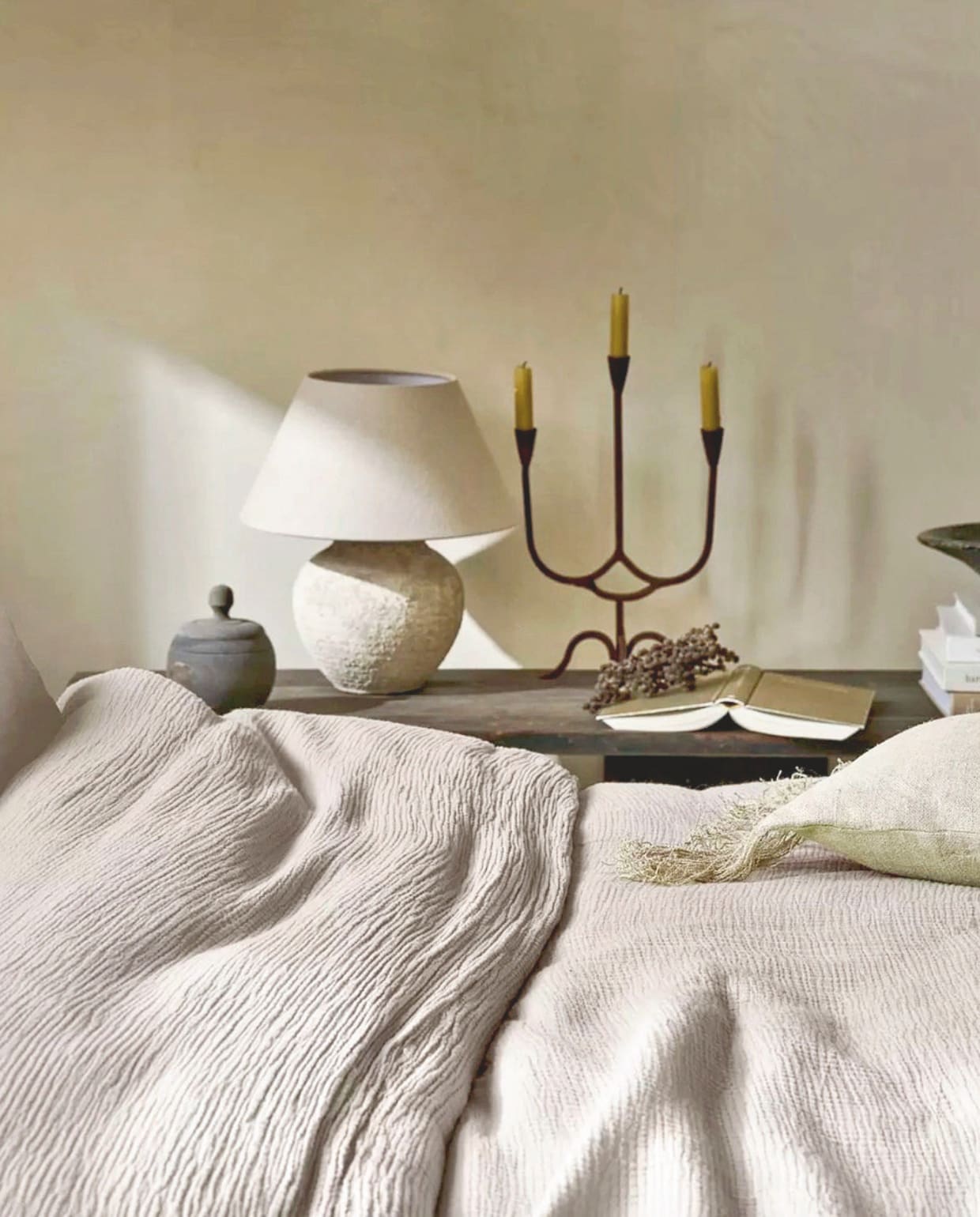 vtwonen dekbedovertrek Gentle Embrace, katoen mousseline, zand, 140x200/220 cm € 59,95, 200x200/220 cm € 109,95 en 240x200/220 cm € 119,95.M.m.v. aurapeeperkorn.com (bank, kussen, opbergpot), zarahome.com (tafellamp). Overig privébezit. vtwonen landelijk | styling Kim van Rossenberg | fotografie Sjoerd Eickmans