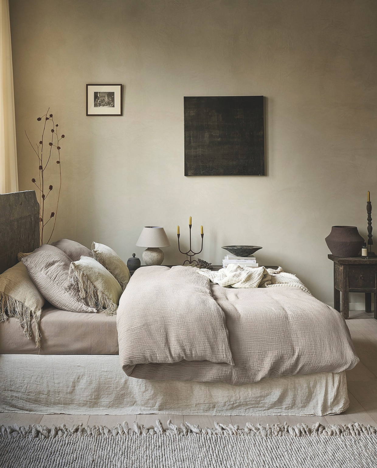 vtwonen dekbedovertrek Gentle Embrace, katoen mousseline, zand, 140x200/220 cm € 59,95, 200x200/220 cm € 109,95 en 240x200/220 cm € 119,95.M.m.v. aurapeeperkorn.com (hoofdbord, nachtkastje, bank, kussens, schalen, houten kandelaar, opbergpot), zarahome.com (nachtlamp, plaid, roomspray), loods5.nl (vloerkleed). Overig privébezit. vtwonen landelijk | styling kim van rossenberg | fotografie sjoerd eickmans