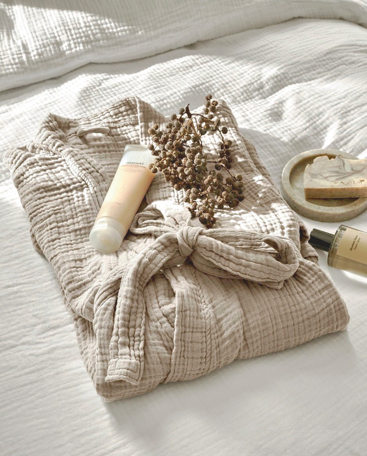 vtwonen badjas Gentle Embrace, katoen mousseline, zand, S/M en L/XL € 49,95. Ook verkrijgbaar in saliegroen.M.m.v. zarahome.com (roomspray), housedoctor.com (schrub, schaaltje), sissy-boy.com (zeepblok). vtwonen landelijk | styling Kim van Rossenberg | fotografie Sjoerd Eickmans