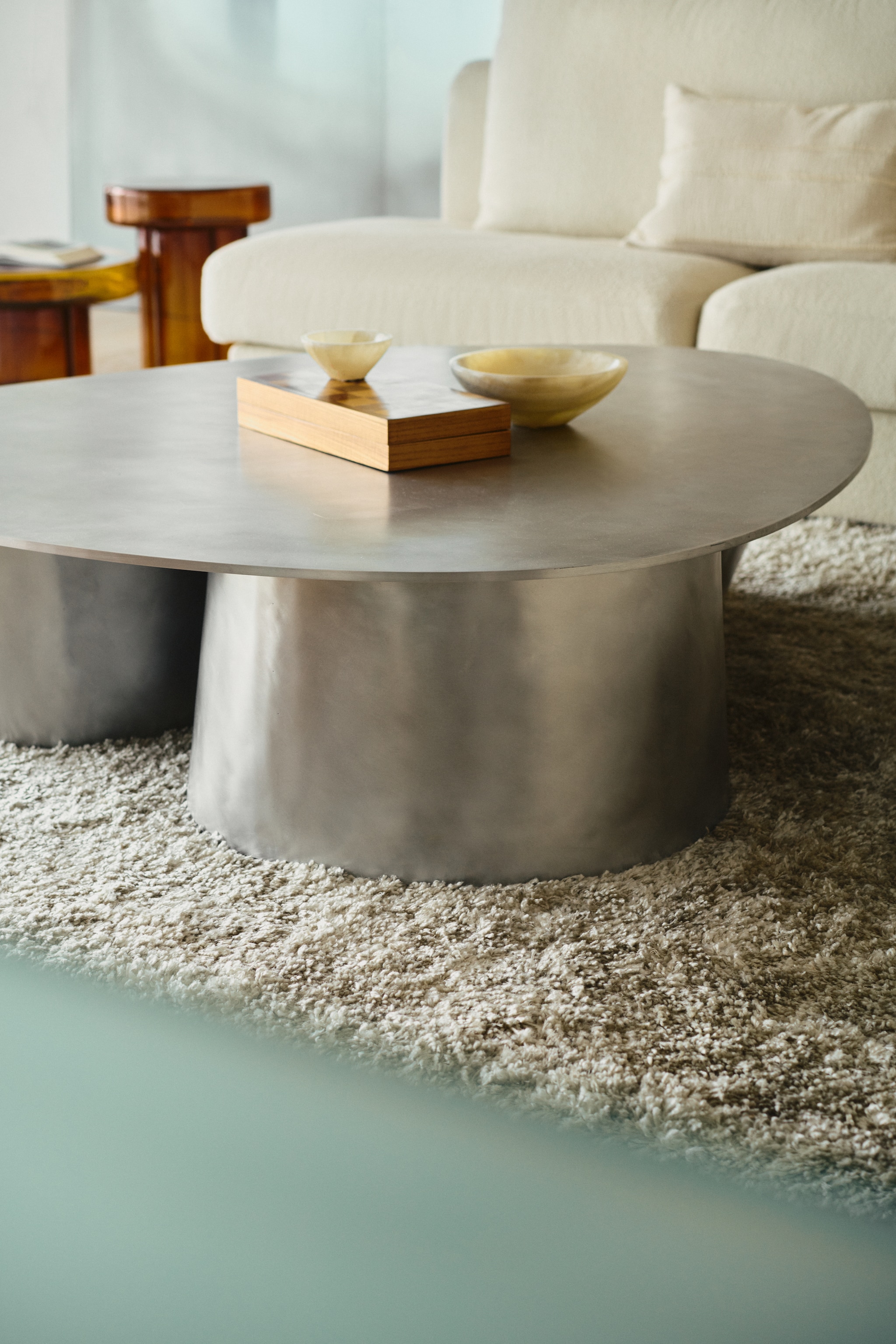 Aluminium salontafel Jan Ankiersztajn. Vintage schalen. Vloerkleed Roots Living. vtwonen Design 02-2026 | fotografie Tomo Yarmush | productie Living Inside