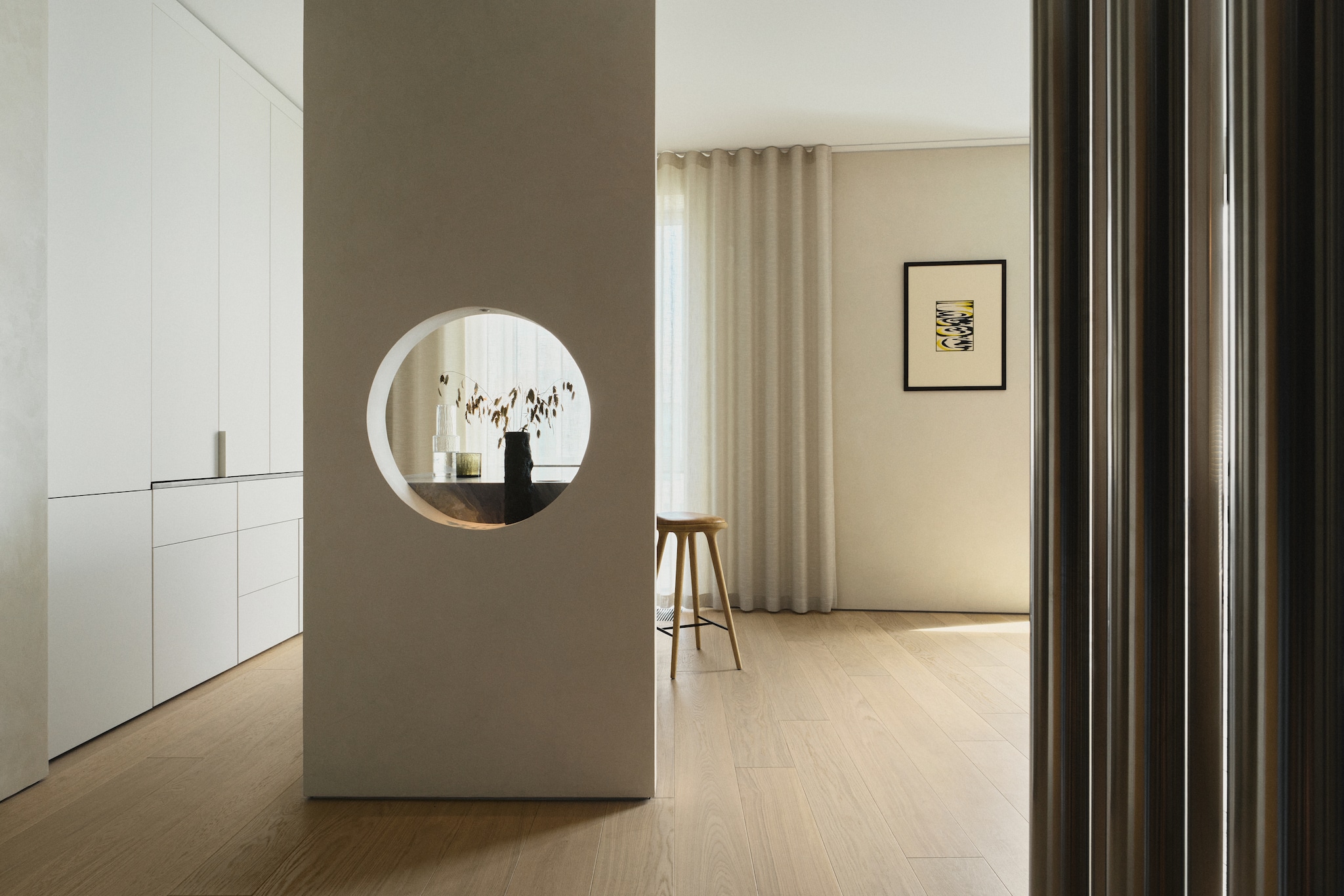 De compacte keuken met een knipoog naar de ronde doorkijkjes van een traditionele kajuit. vtwonen Design 02-2026 | fotografie Tomo Yarmush | productie Living Inside