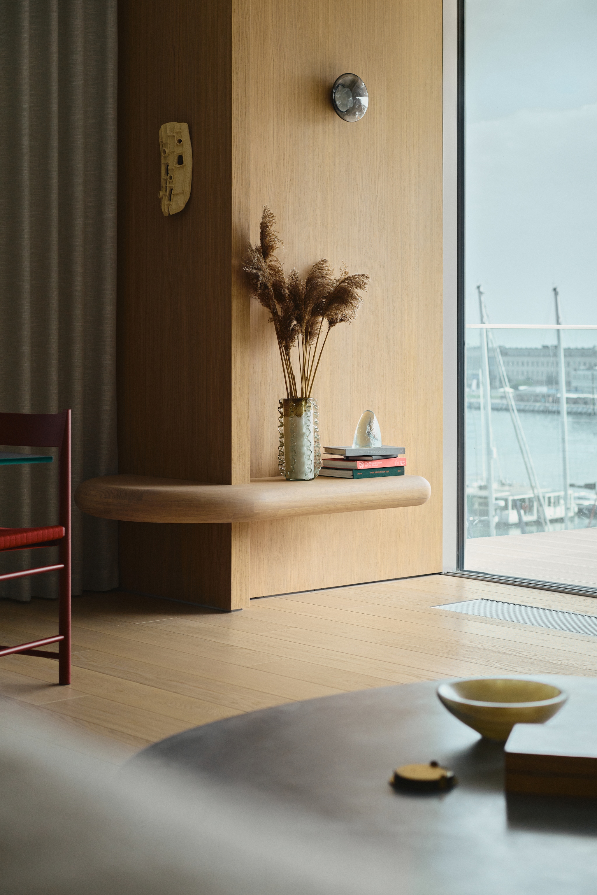 Vanuit de woonkamer is er zicht op de haven van Gdynia. vtwonen Design 02-2026 | fotografie Tomo Yarmush | productie Living Inside