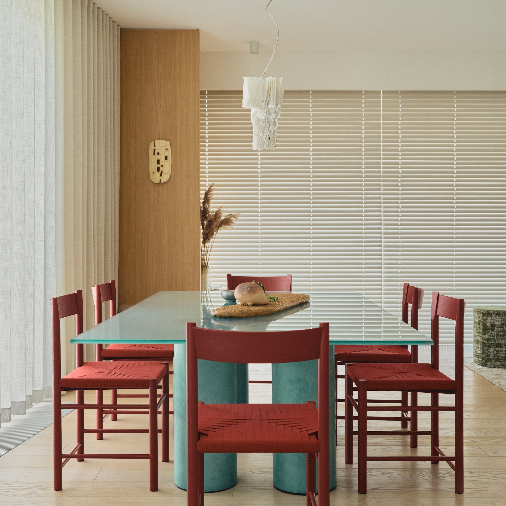 binnenkijken in een warm minimalistisch havenappartement