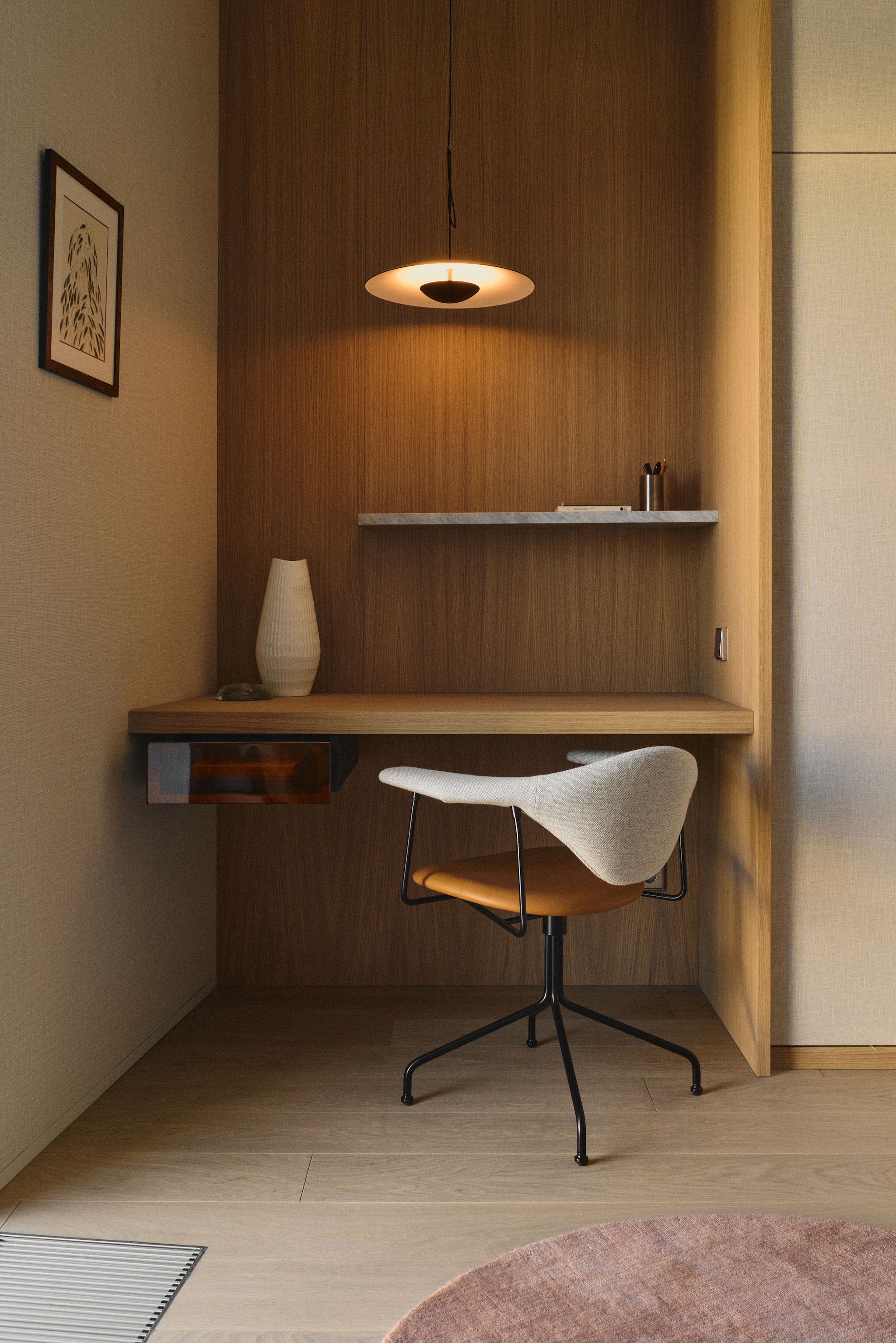 Werkplek met op maat gemaakt eikenhouten bureau en marmeren boekenplank. Stoel Gubi. Lamp Marset. vtwonen Design 02-2026 | fotografie Tomo Yarmush | productie Living Inside