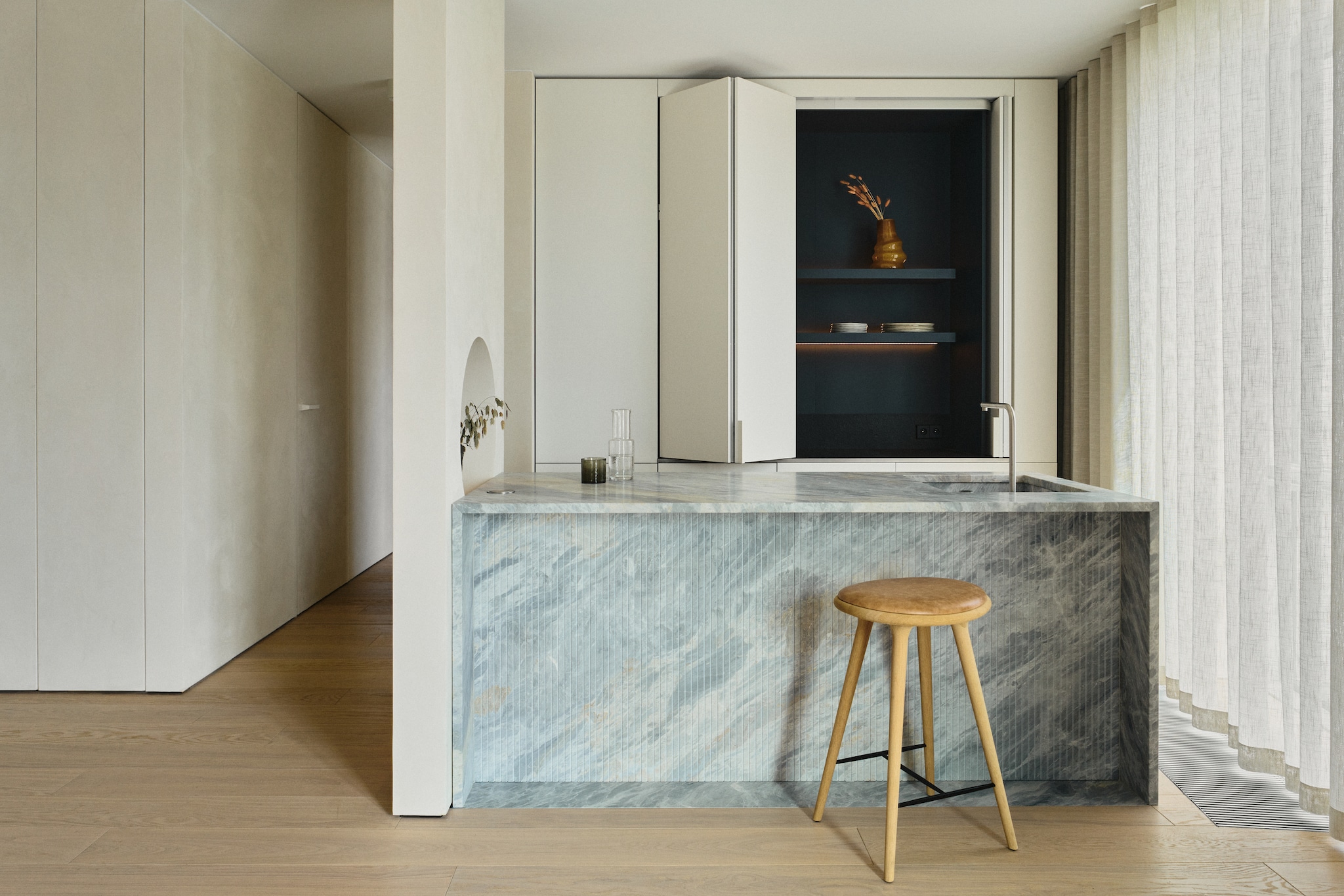 Op maat gemaakte keuken van Bardiglio-marmer. Barkruk Space Copenhagen voor Mater. vtwonen Design 02-2026 | fotografie Tomo Yarmush | productie Living Inside