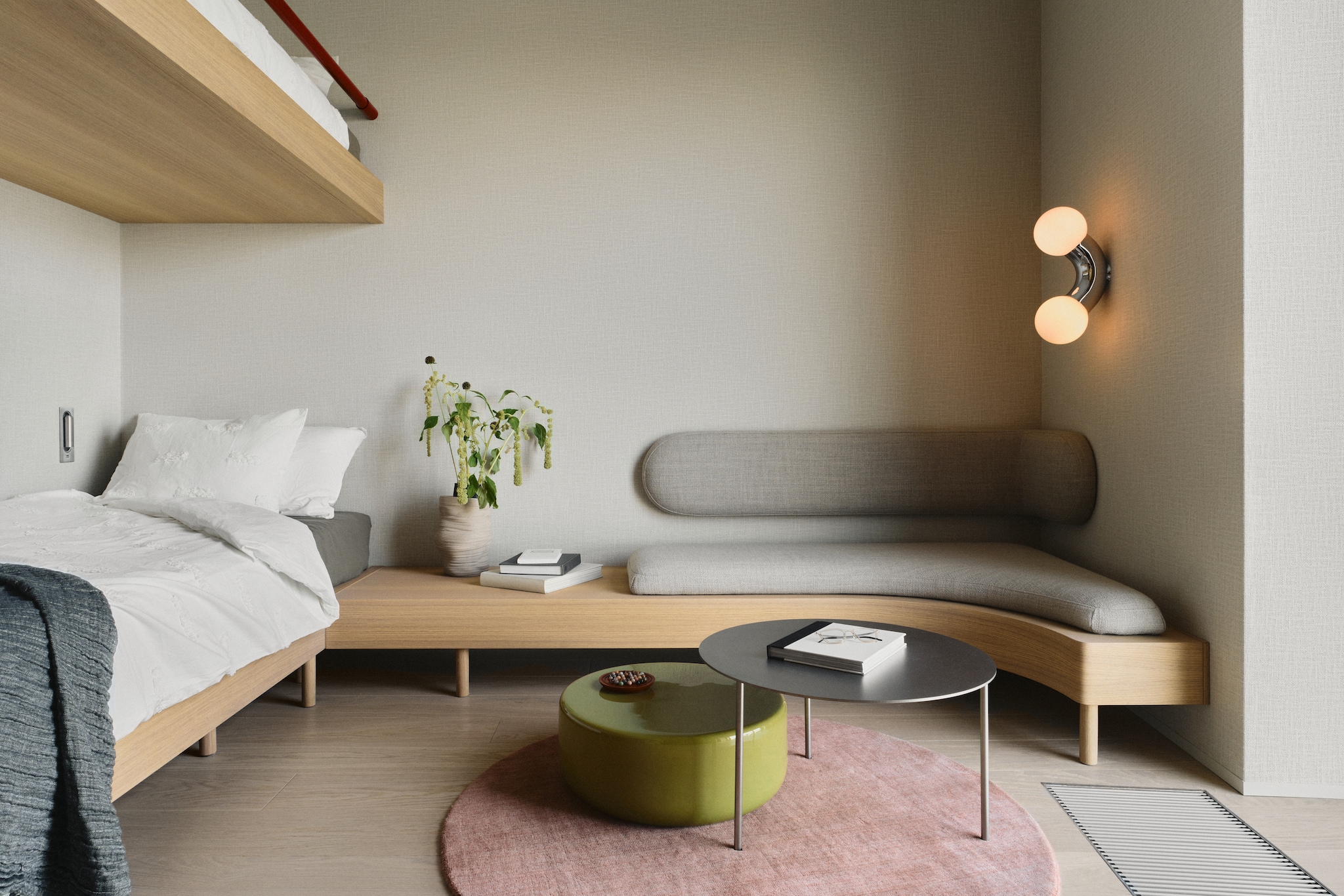 Het gastenverblijf is geïnspireerd op het interieur van een hut op een cruiseschip. Het stapelbed kan eenvoudig worden omgebouwd tot een tweepersoonsbed. Op maat gemaakte bank. Tafels Møbel Copenhagen. Wandlamp And Light. vtwonen Design 02-2026 | fotografie Tomo Yarmush | productie Living Inside