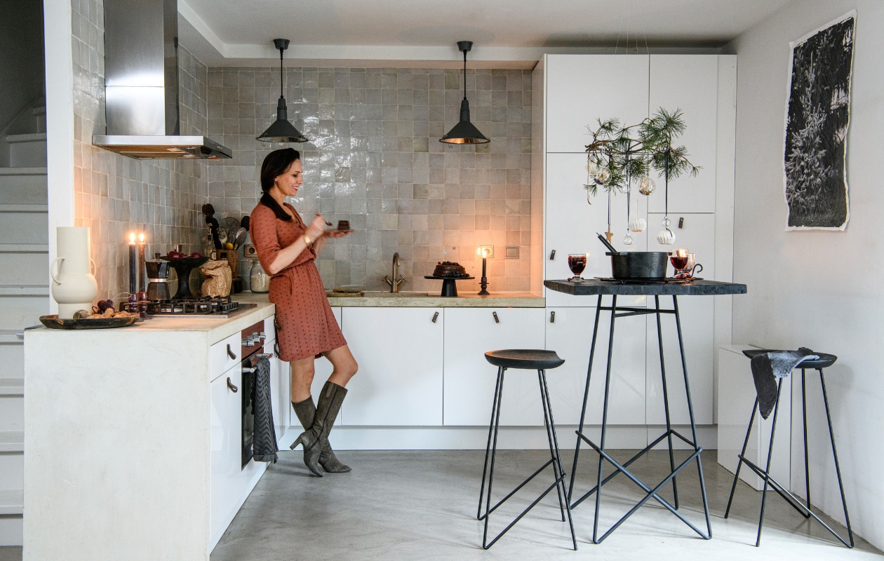 Vloer Tav Microcement, muurverf Signaalwit, wandtegels zelliges in Naturel van Household Hardware, keuken Ikea, frontjes Faktum. Grepen en hanglampen Loods 5. Bartafel en -krukken Lof, schalen en potten Raw Materials. Witte vaas, taartschaal en gietijzeren pan Fonq. Kaarsen en kaarsenstandaards Intratuin. Theedoek H&M Home, percolator Bialetti, glazen Dille & Kamille, ornamenten Casa, wanddoek Old Dutch Canvas met Kerstboom in het bos van More Than Canvas. Overig onbekend. vtwonen 13-2023 | productie Insidehomepage | fotografie Louis Lemaire