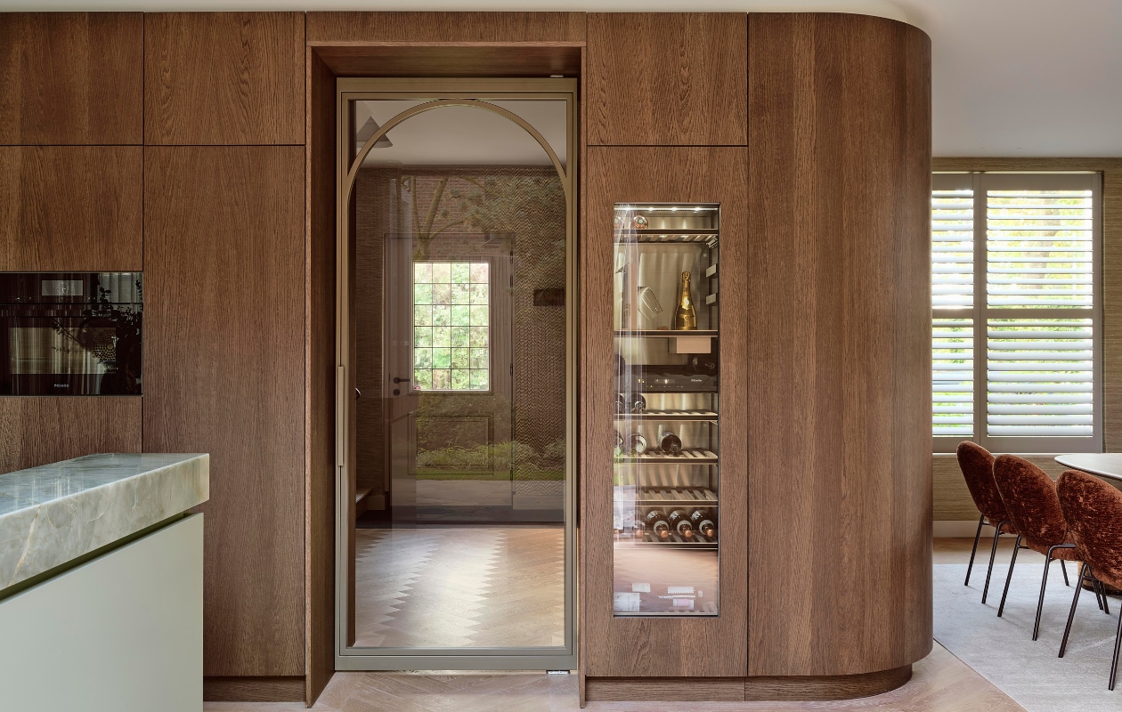 Keukenkasten met ingebouwde wijnkast, ontworpen door Lagrand Interior Design, gemaakt door Kwinten Interieurprojecten. Stijlvol Wonen 10-2025 | fotografie Space Content Studio