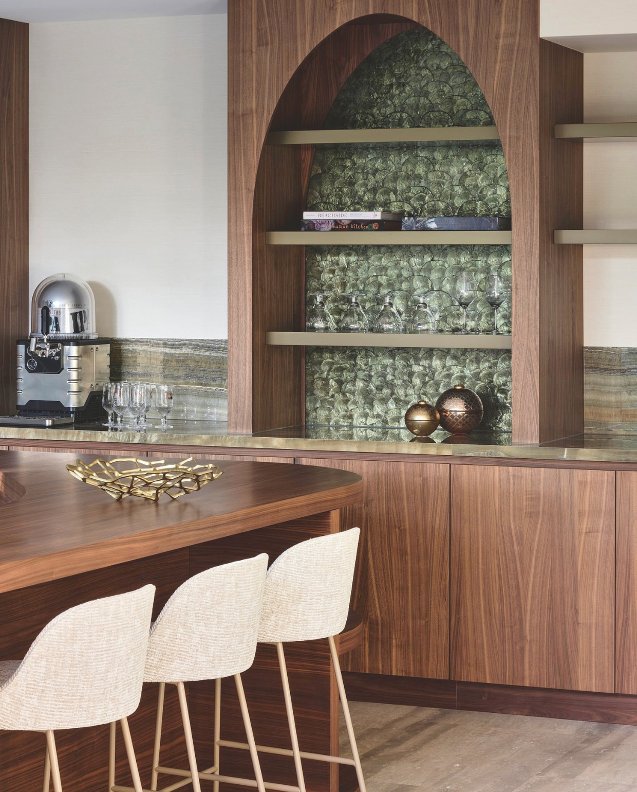 Barkrukken Viccarbe. Schaal Tom Dixon. Wandbekleding in nissen Arte International. Stijlvol Wonen 10-2025 | fotografie Space Content Studio