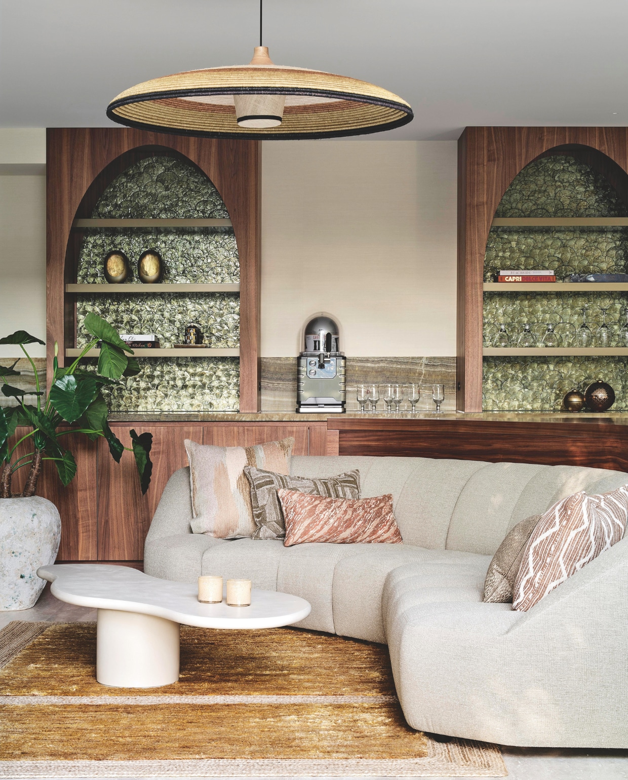 Wandbekleding in nissen Arte International. Vloerkleed Élitis. Bank Gallotti&Radice. Hanglamp Forestier. Stijlvol Wonen 10-2025 | fotografie Space Content Studio