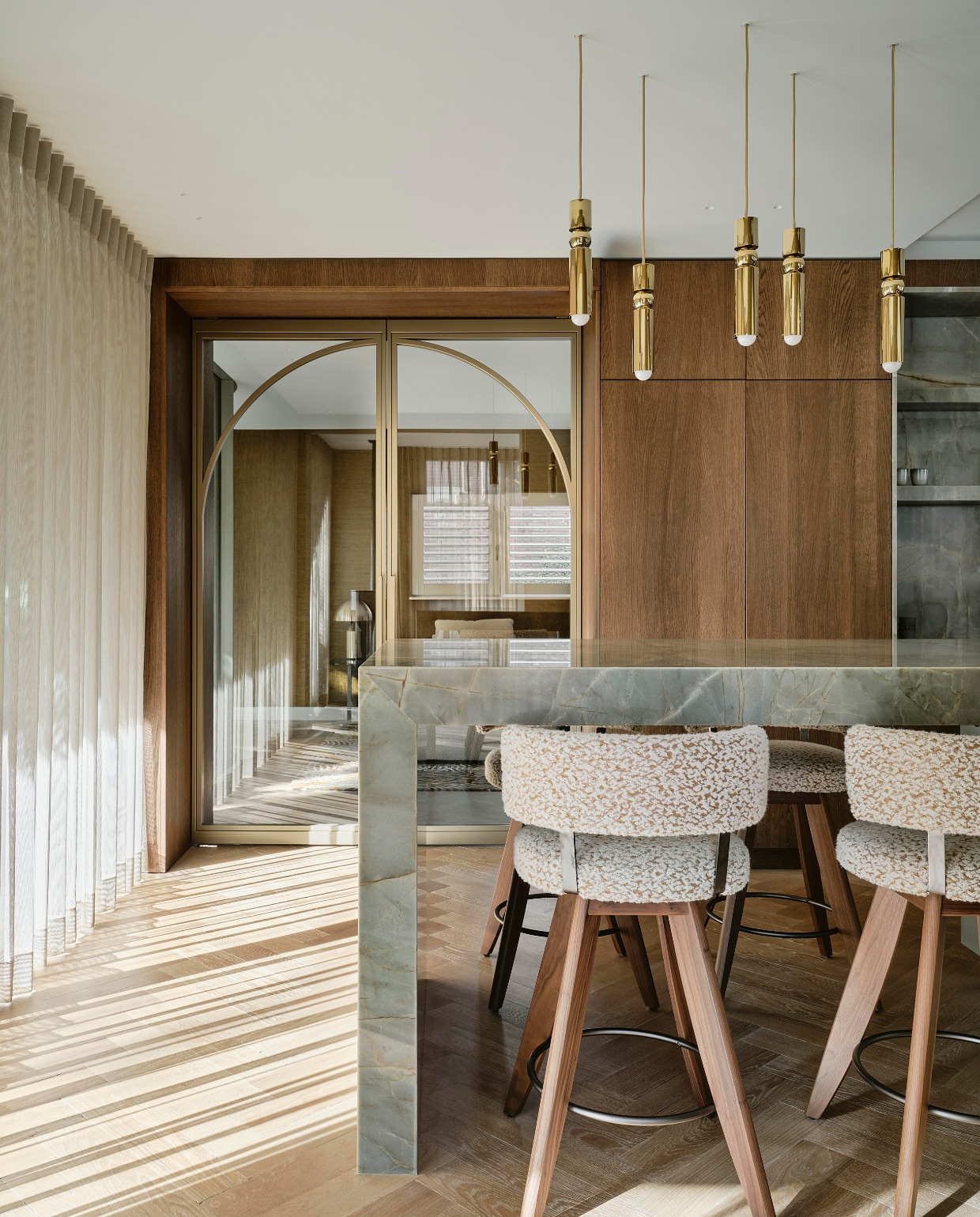 Barkrukken More Moebel, stof Metaphores. Hanglampen Lee Broom. Stijlvol Wonen 10-2025 | fotografie Space Content Studio