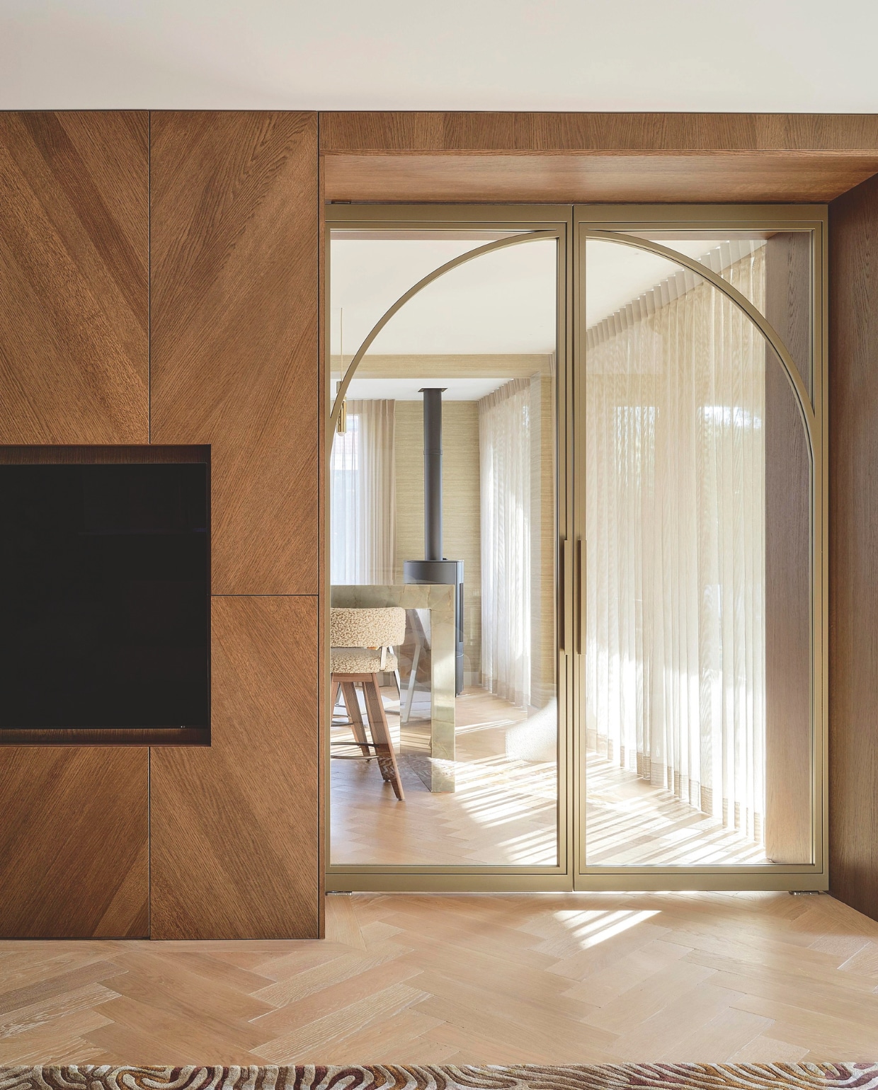 Wandbekleding Élitis. Barkrukken More Moebel, stof Metaphores. stijlvol wonen 10-2025 | fotografie Space Content Studio