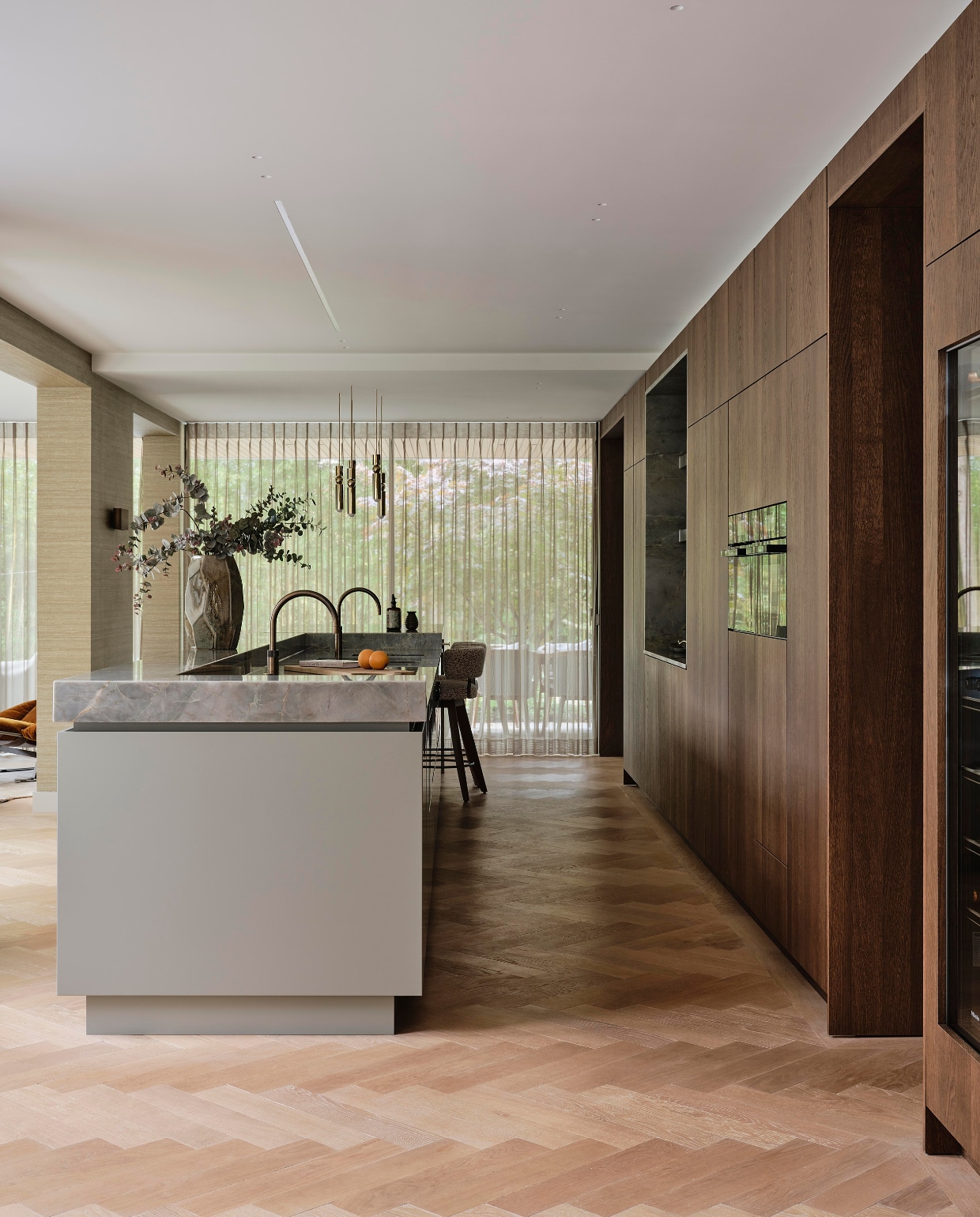 Keuken ontworpen door Lagrand Interior Design, gemaakt door Kwinten Interieurprojecten. Vitrages Dedar. Hanglampen Lee Broom. Stijlvol Wonen 10-2025 | fotografie Space Content Studio