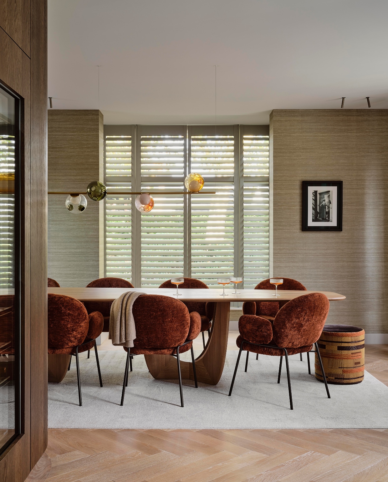 Stoelen FreiFrau. Tafel More Moebel. Armatuur Bocci. Wandbekleding Élitis. Vloerkleed Frankly Amsterdam. Poef Baan Meubelen, stof bovenkant Zimmer + Rohde, rondom Élitis. Stijlvol Wonen 10-2025 | fotografie Space Content Studio