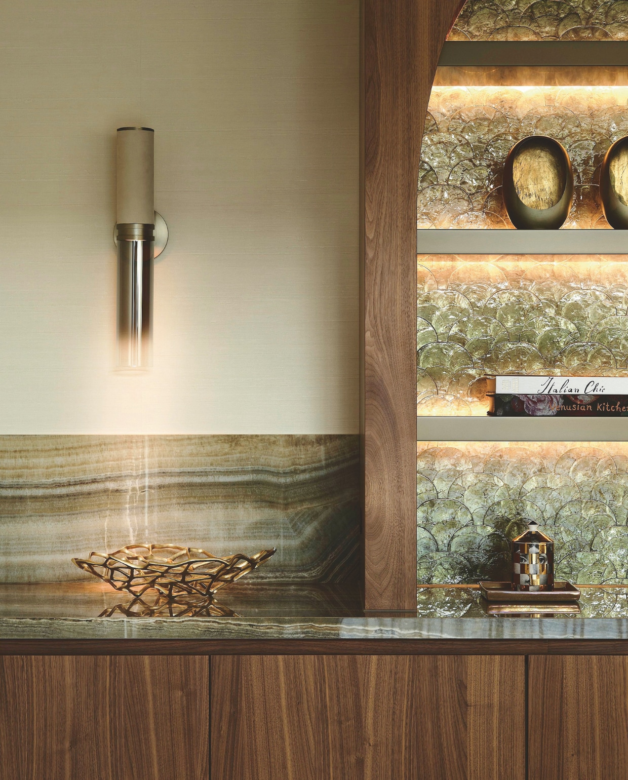 Schaal Tom Dixon. Wandbekleding in nissen Arte International. Wandlamp Maretti. Stijlvol Wonen 10-2025 | fotografie Space Content Studio