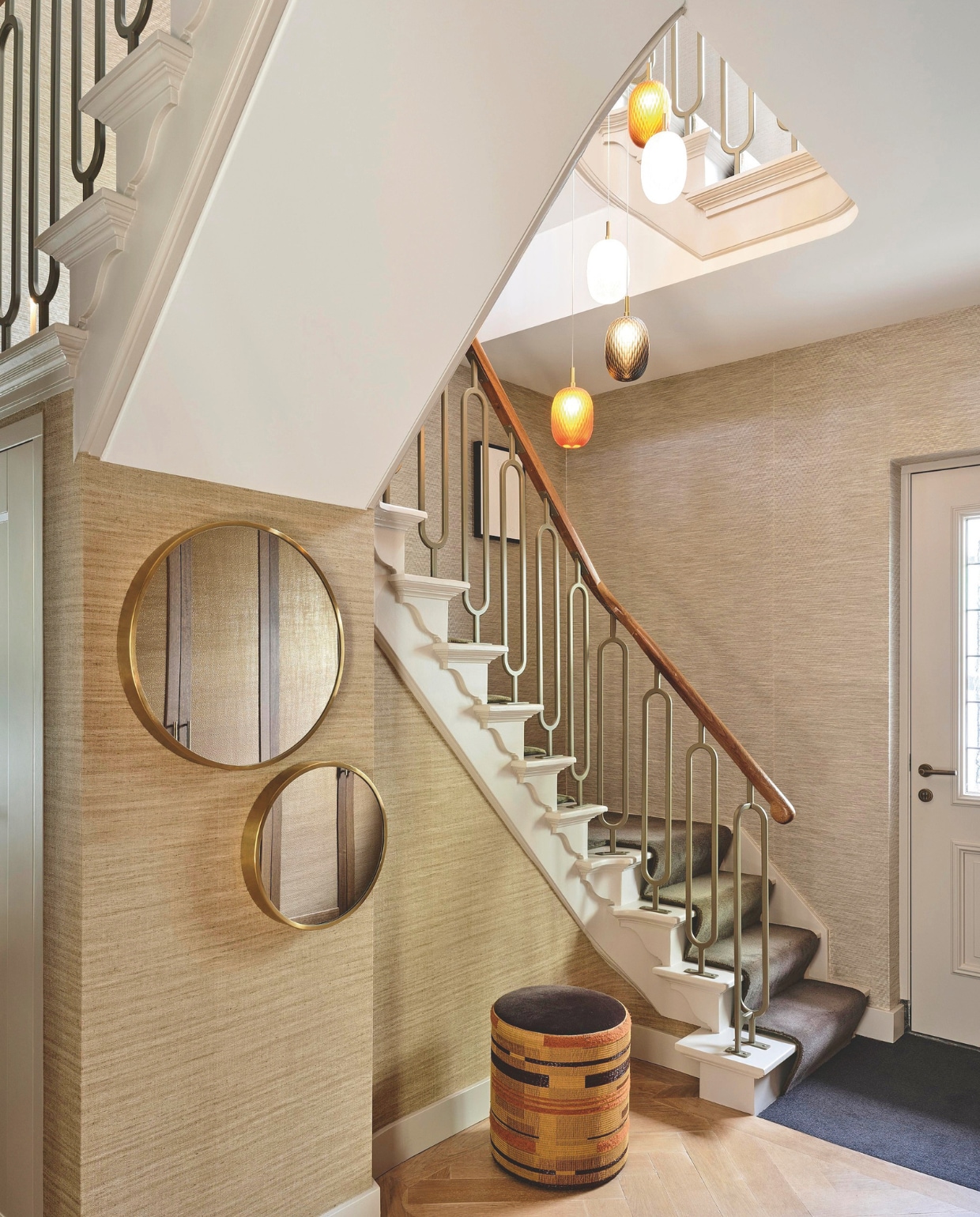 Traploper Bic Carpets. Wandbekleding trapopgang Tissage Mahieu. Hanglamp Bomma. Poef Baan Meubelen, stof bovenkant Zimmer + Rohde, rondom  Élitis. Stijlvol Wonen 10-2025 | fotografie Space Content Studio