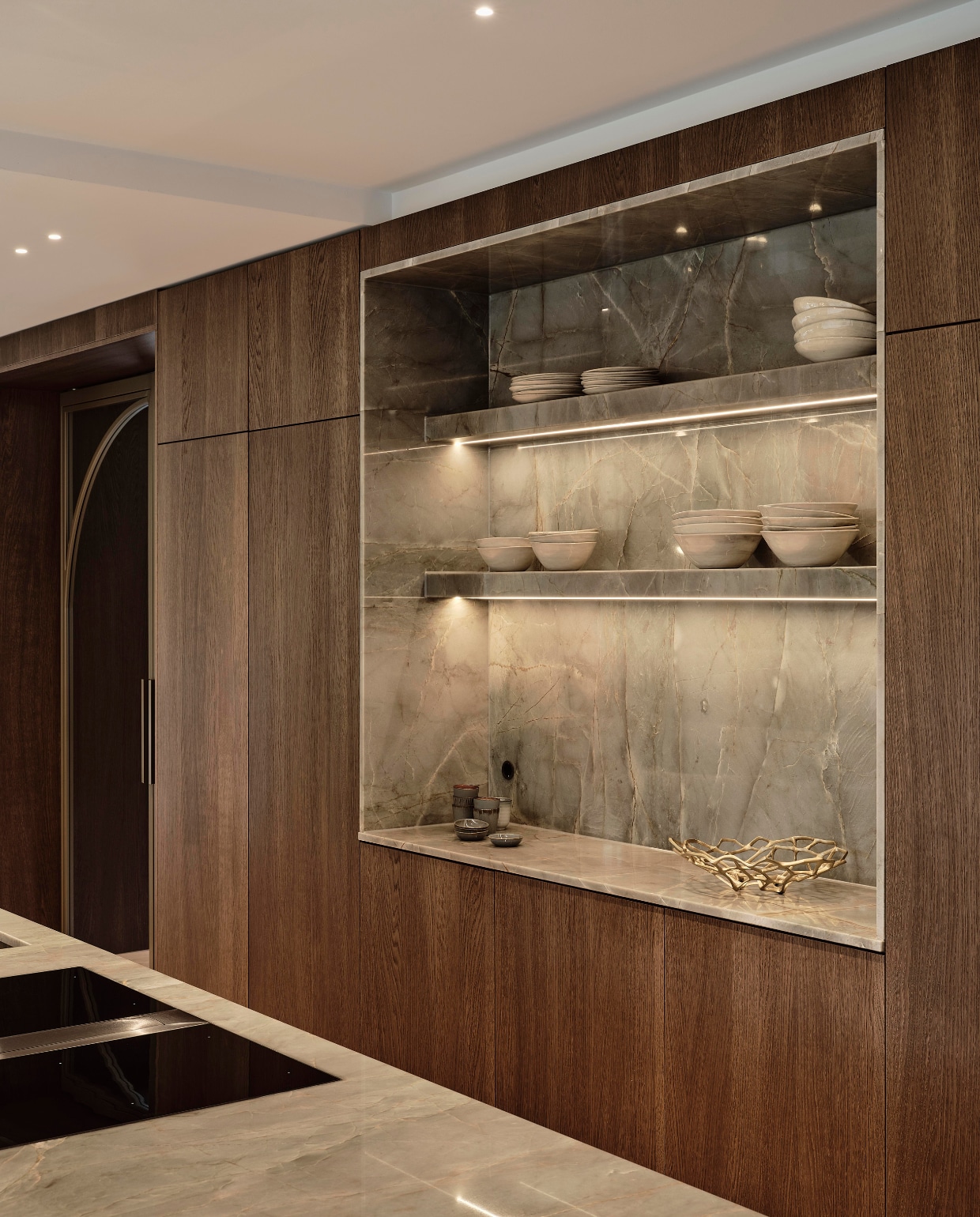 Keuken ontworpen door Lagrand Interior Design, gemaakt door Kwinten Interieurprojecten. Schalen privébezit. Stijlvol Wonen 10-2025 | fotografie Space Content Studio