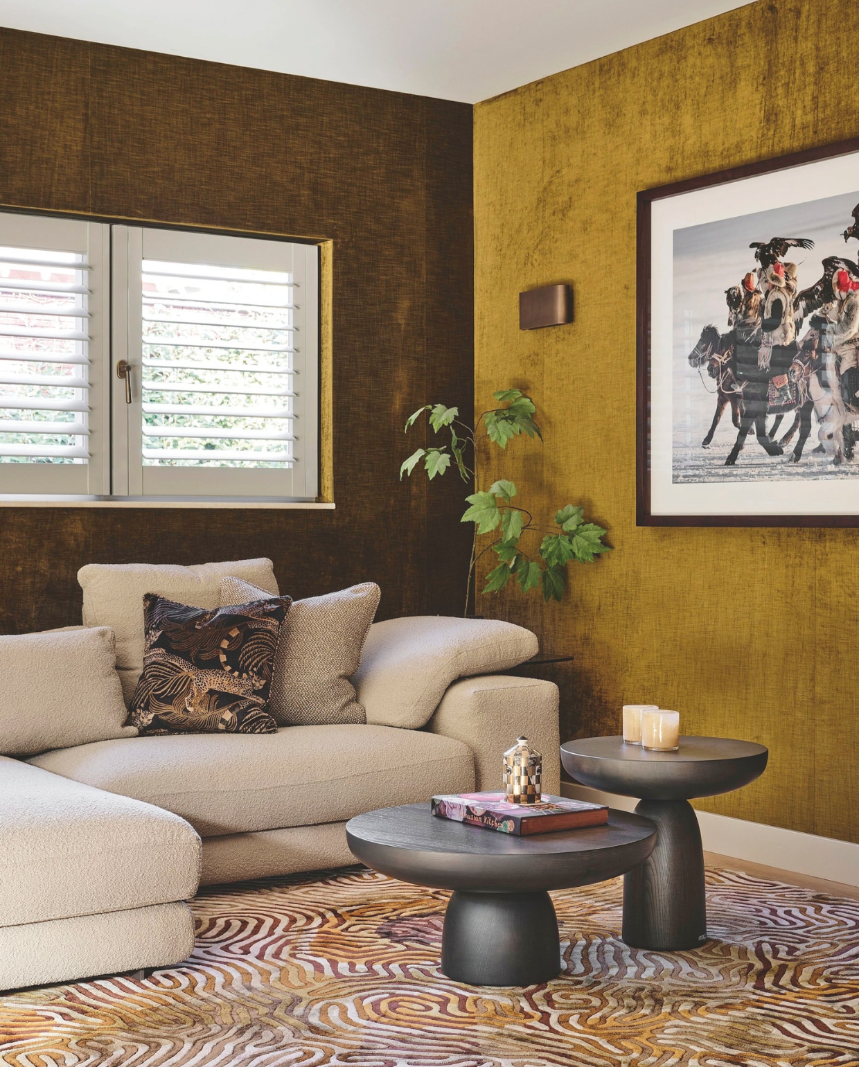 Bank Arketipo. Vloerkleed Limited Edition. Salontafels Mogg. Wandbekleding Élitis. Tafellamp Oluce. Wandlampen Jacco Maris. stijlvol wonen 10-2025 | fotografie Space Content Studio