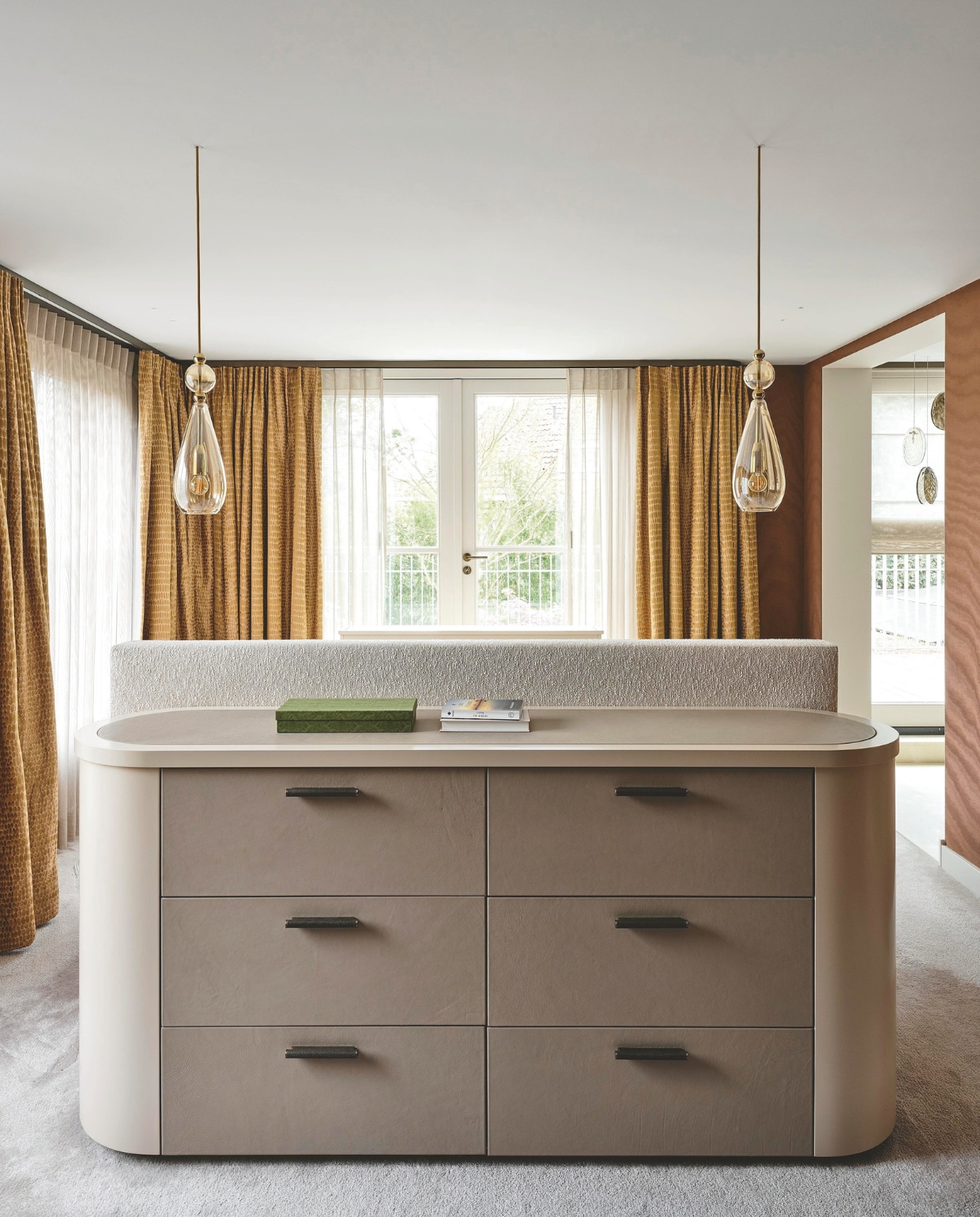 Hanglampen Ebb & Flow. Gordijnen Misia Paris. Vitrages Dedar. Sprei stof Misia Paris. Kussens Élitis en Romo. Leren dressoir ontwerp Lagrand Interior Design, gemaakt door Kwinten Interieurprojecten. Stijlvol Wonen 10-2025 | fotografie Space Content Studio