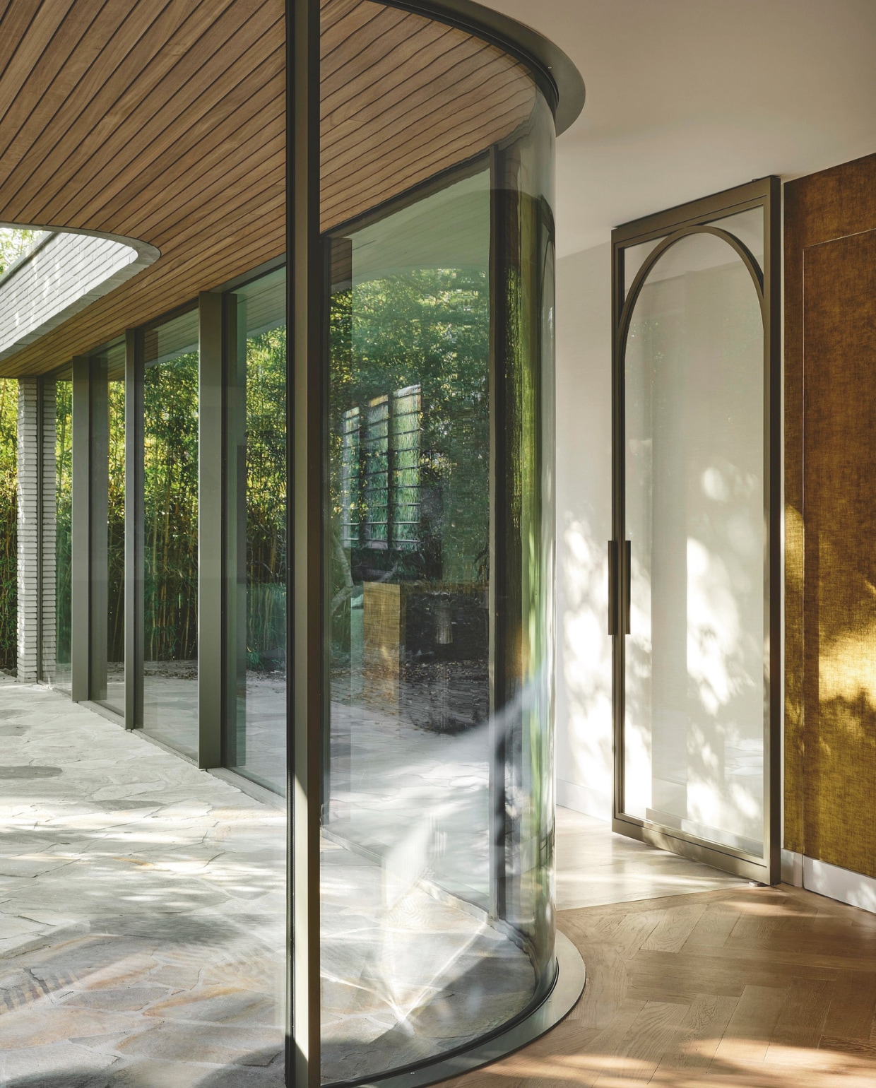 Overal in het huis komen ronde vormen terug. Stijlvol Wonen 10-2025 | fotografie Space Content Studio