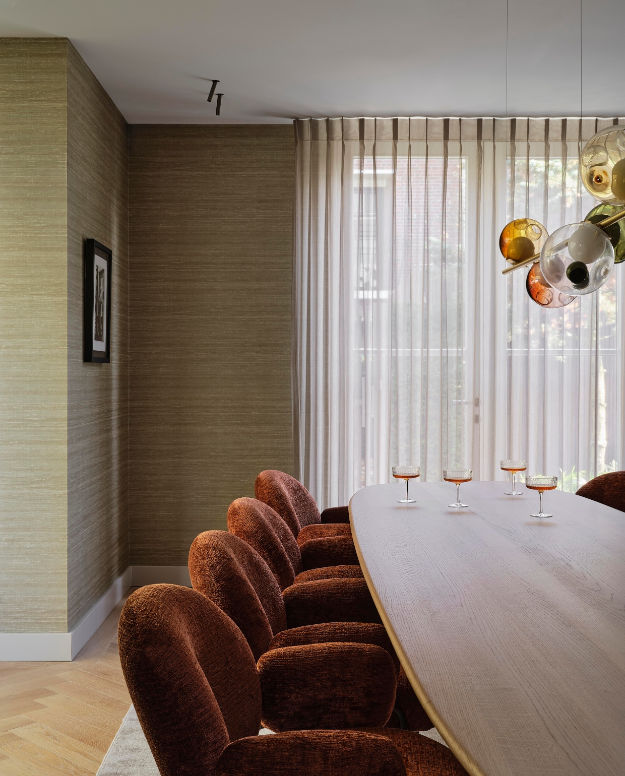 Stoelen FreiFrau. Tafel More Moebel. Armatuur Bocci. Stijlvol Wonen 10-2025 | fotografie Space Content Studio