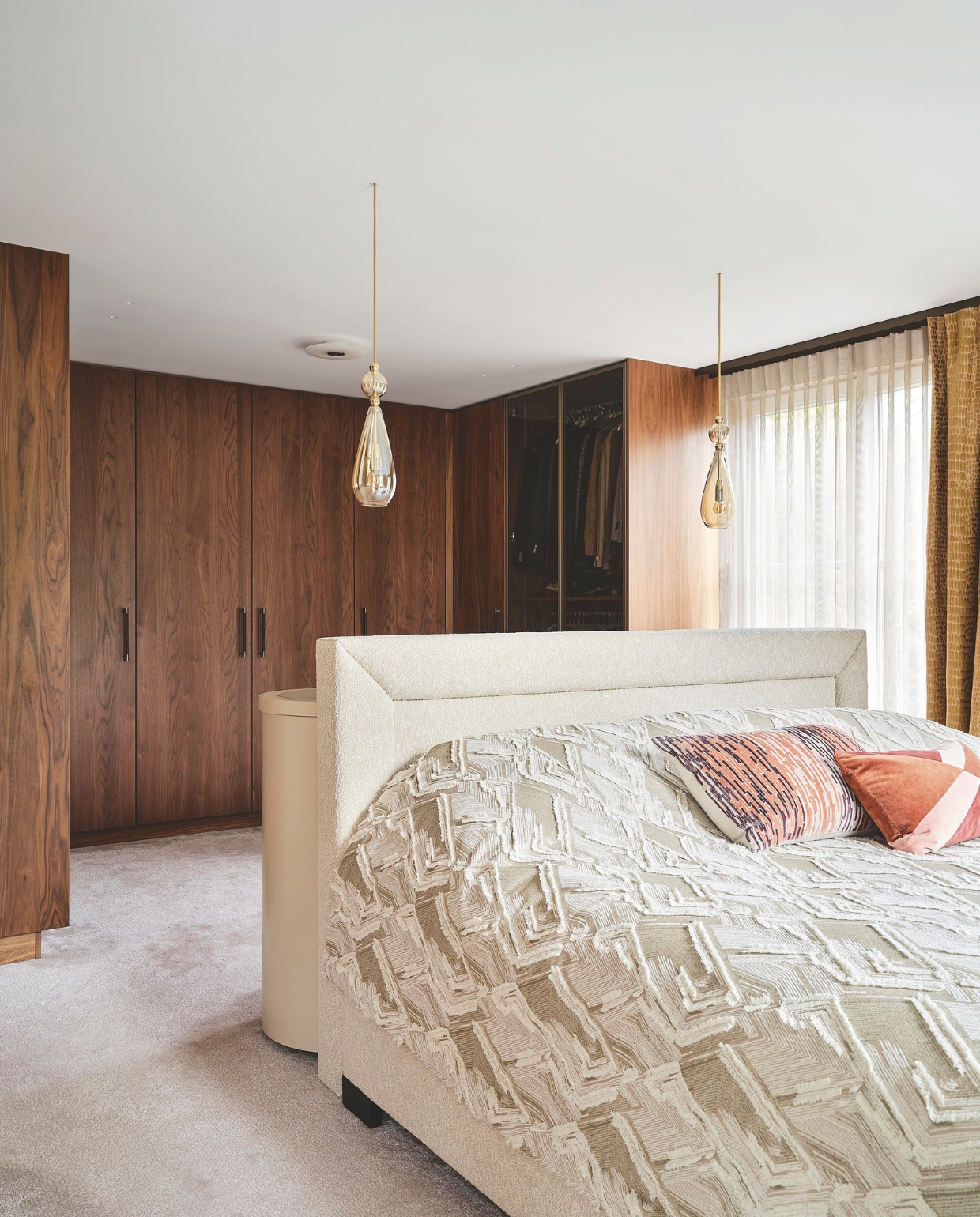 Hanglampen Ebb & Flow. Gordijnen Misia Paris. Vitrages Dedar. Sprei stof Misia Paris. Kussens Élitis en Romo. Leren dressoir ontwerp Lagrand Interior Design, gemaakt door Kwinten Interieurprojecten. Stijlvol Wonen 10-2025 | fotografie Space Content Studio