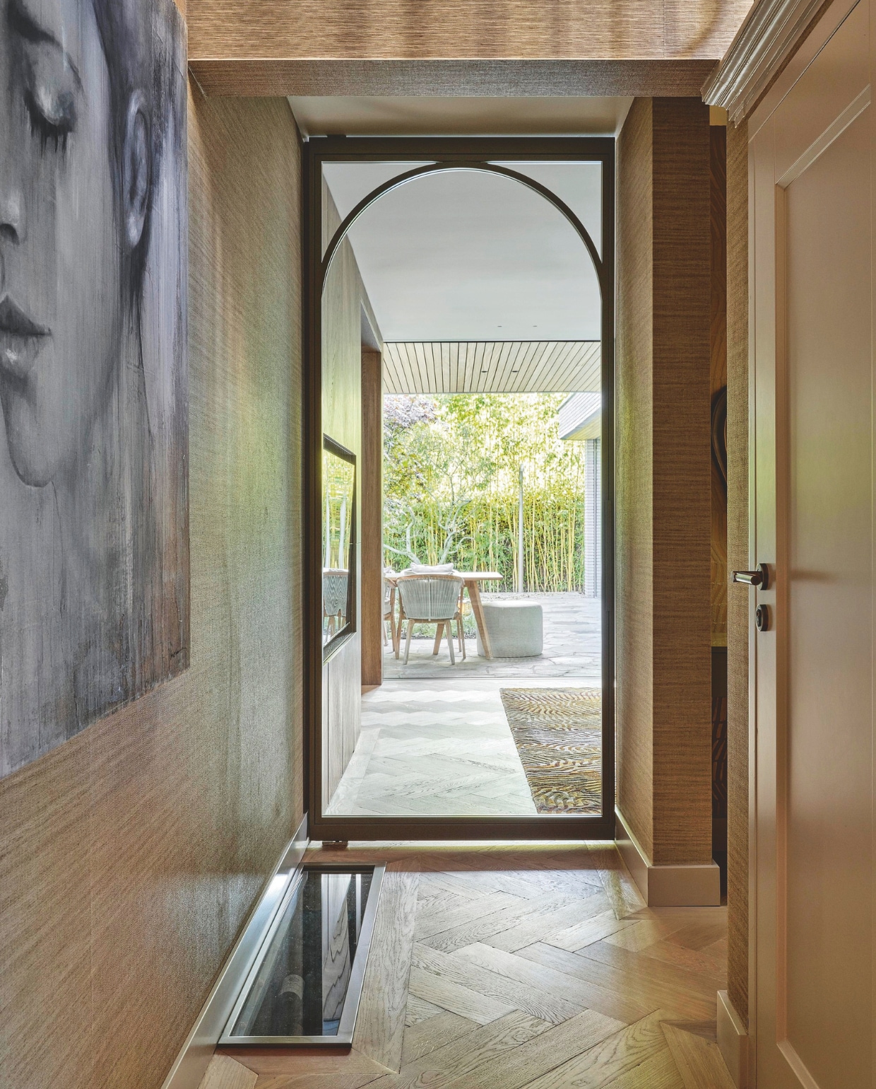 Onder de tuinkamer bevindt zich een wijnkelder. Via een doorkijkje kijk je naar de flessen. Stijlvol Wonen 10-2025 | fotografie Space Content Studio