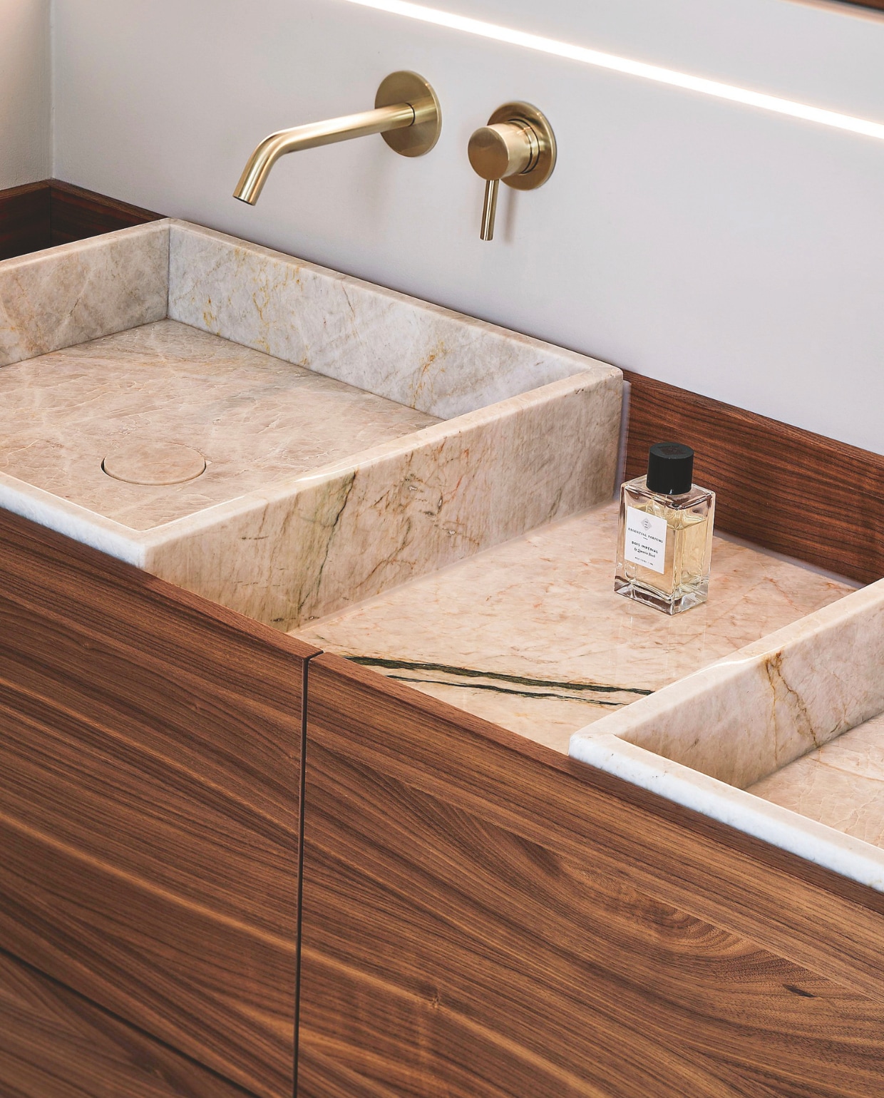 Natuursteen en hout vormen een warme combinatie. Stijlvol Wonen 10-2025 | fotografie Space Content Studio