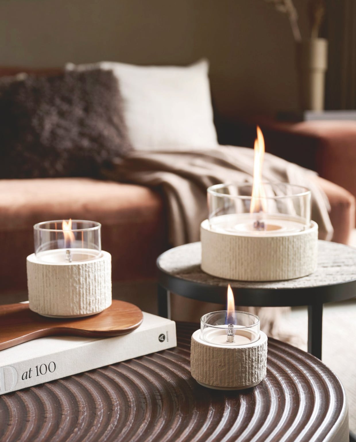 vtwonen kaars Glow Lotus 12, beton, beige, 12,2x13,5 cm (Øxh) € 69,90, vtwonen tafelhaard Glow Café 18, beton, beige, 20x14 cm (Øxh) € 119,90, vtwonen kaars Glow Lotus 10, beton, beige, 10,1x8,5 cm (Øxh) € 49,90.M.m.v. fermliving.com (serveerplank), zarahome.com (kussenhoezen), vachtenspecialist.nl (plaid). Overig privébezit. vtwonen 12-2025 | styling sanne ketelaar | fotografie sjoerd eickmans